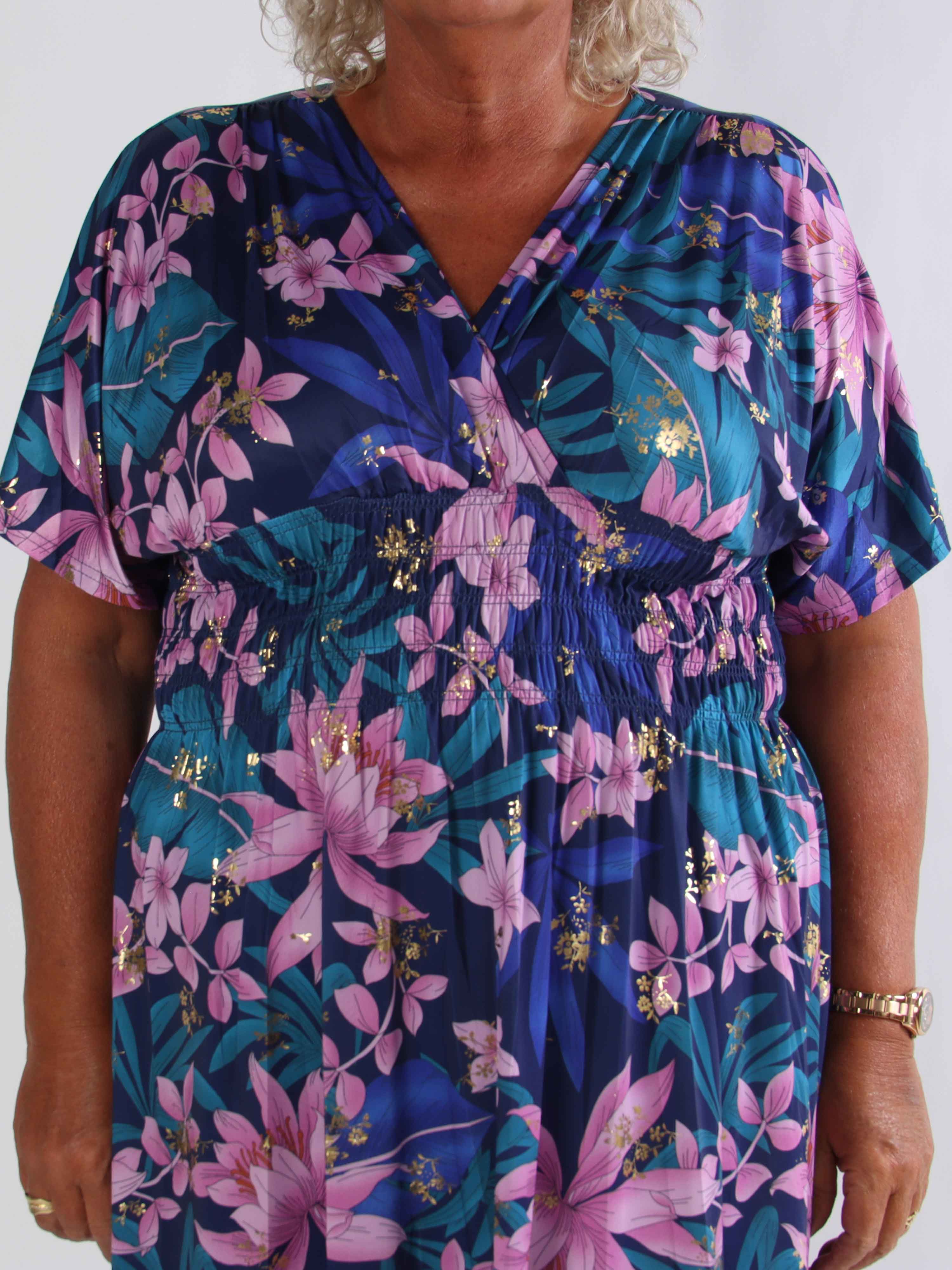 Pams New Leaf Short - Plus size klänning med färgat blommönster och gulddetaljer