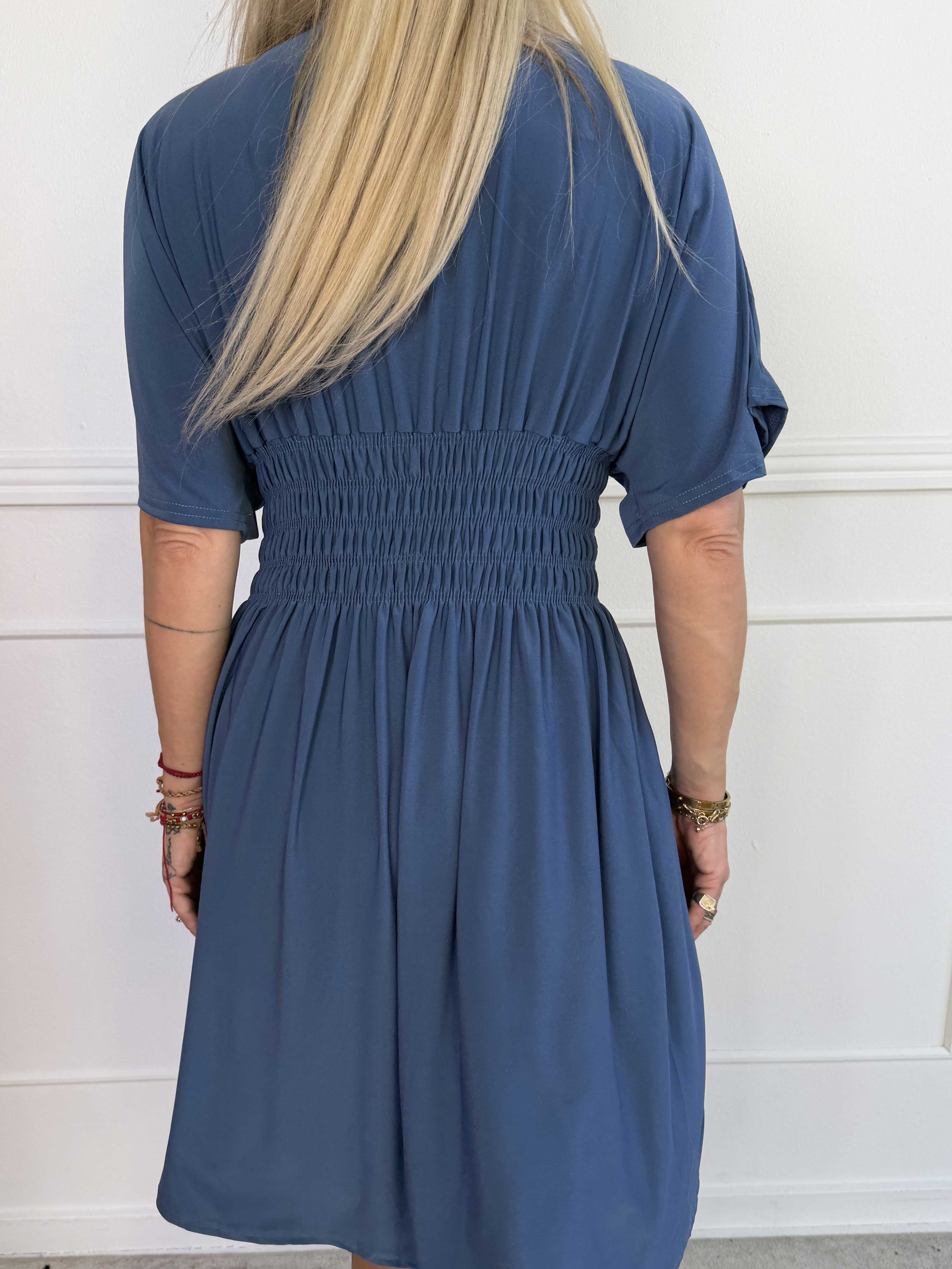 Pams Plain Short - Elastisk kjole med smock i taljen