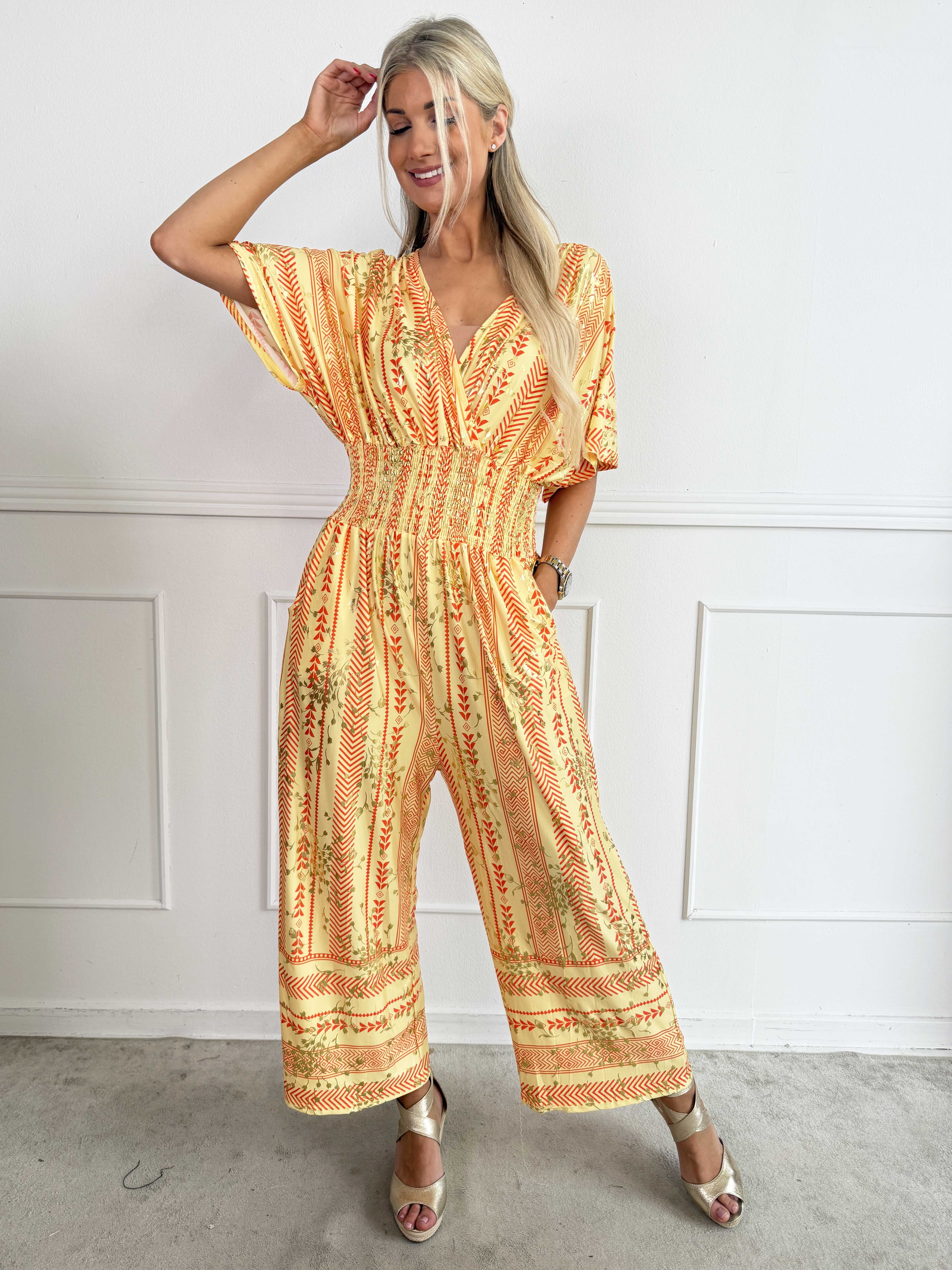 Pams Tribal Jumpsuit - Elastisk mønstret buksedragt med små guld blomster