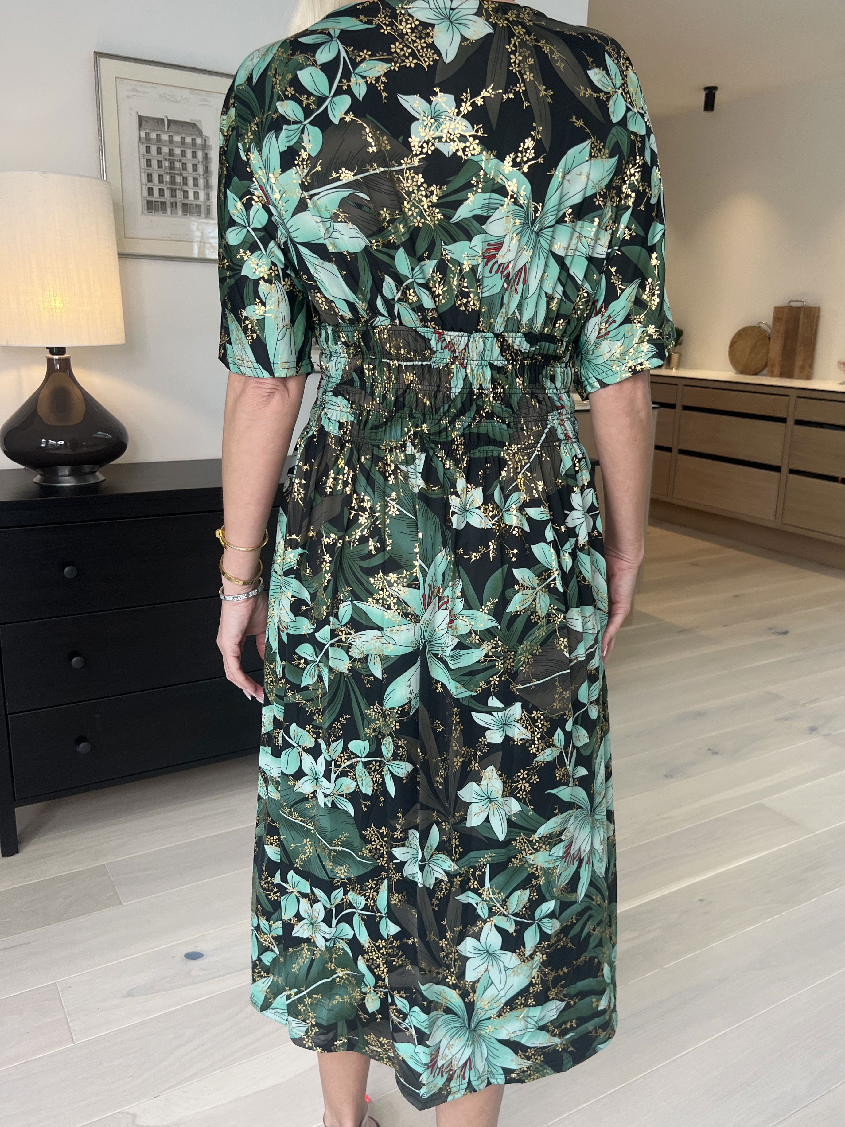 Pams Midi - Blommig klänning med resår i skrynkelfritt tyg