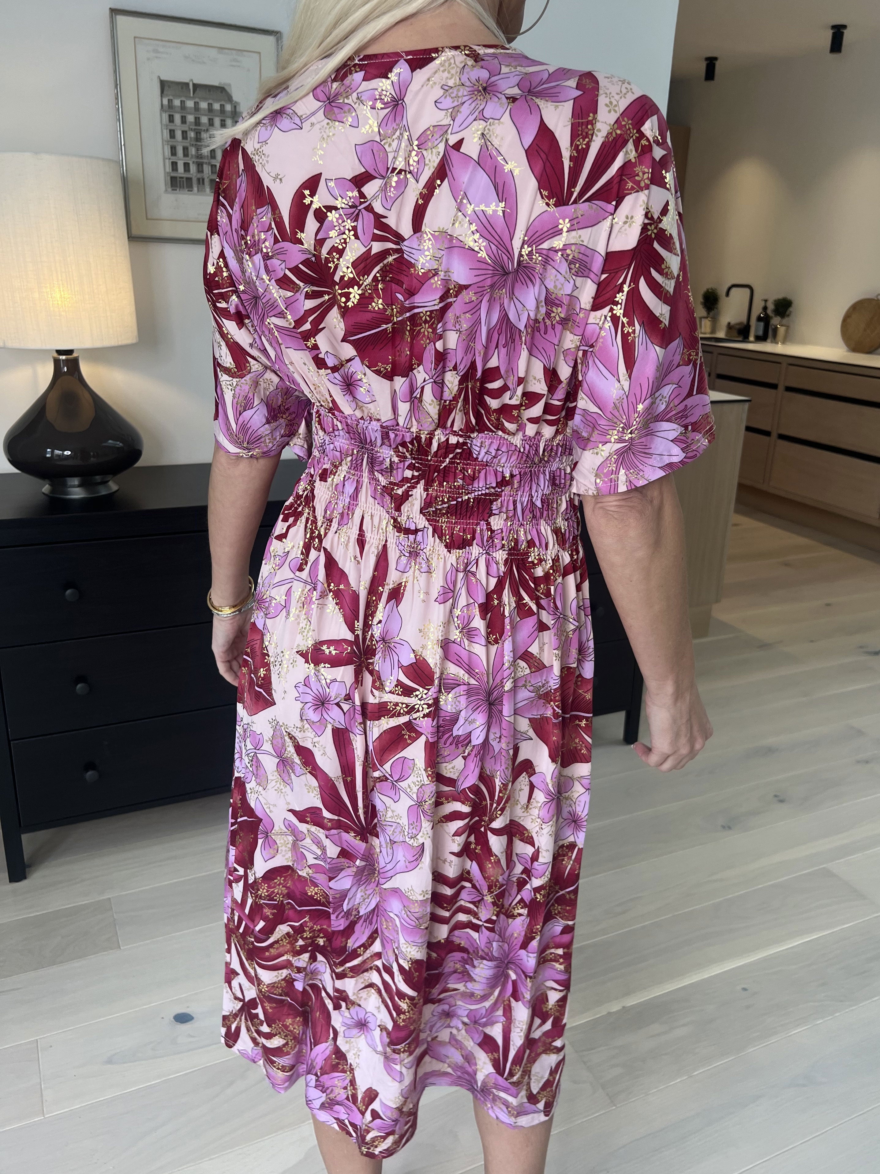 Pams Midi - Blommig klänning med resår i skrynkelfritt tyg