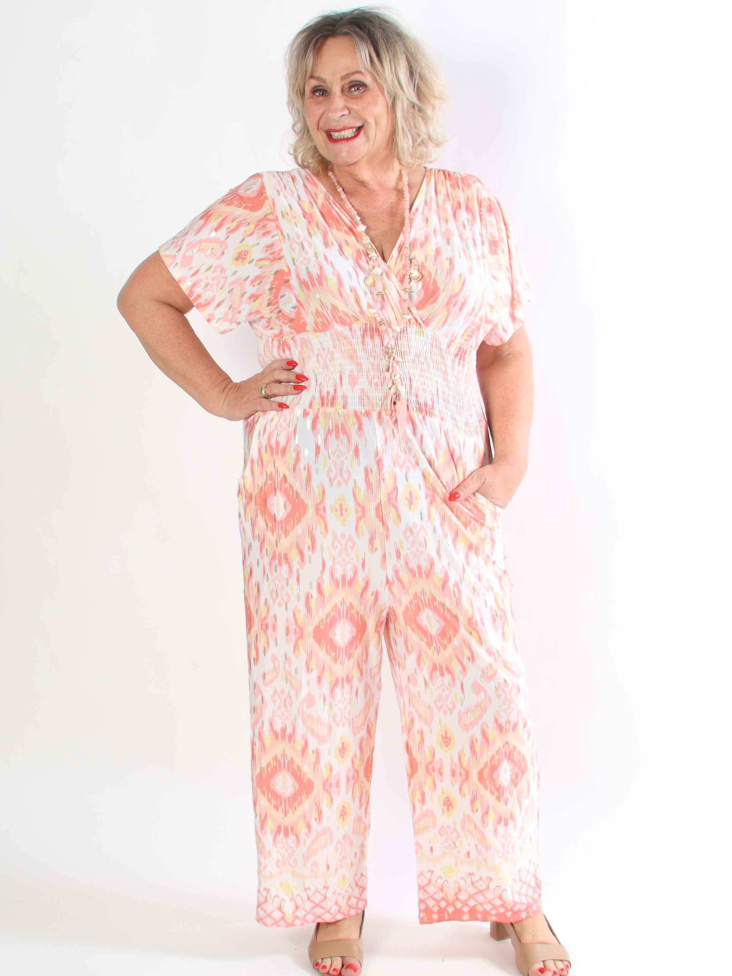 Pams Artsy Jumpsuit - Elastisk plus size mønstret buksedragt med guld dutter