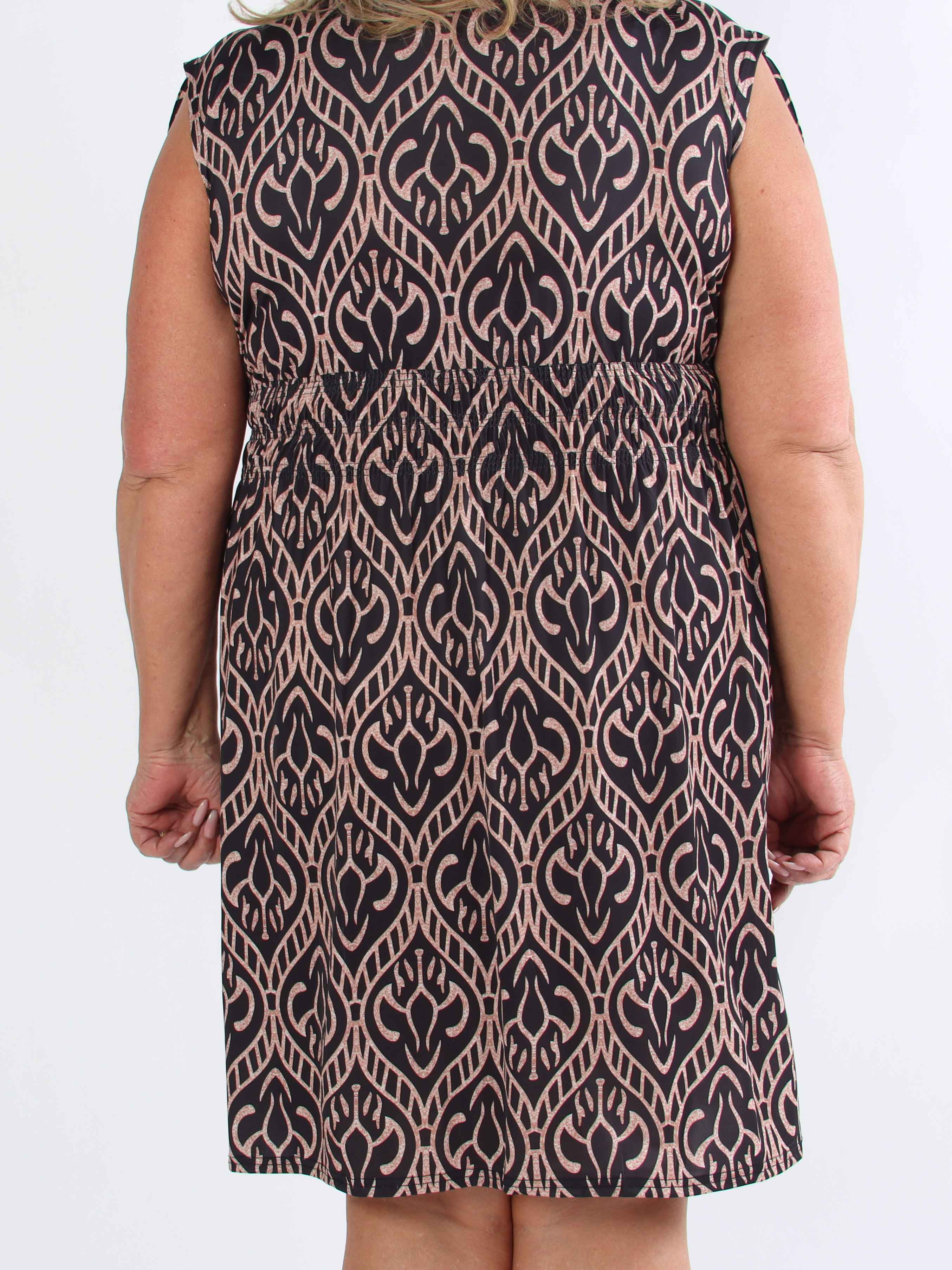 Pams Boho Short - Kort elastisk plus size-klänning i skrynkelfritt tyg