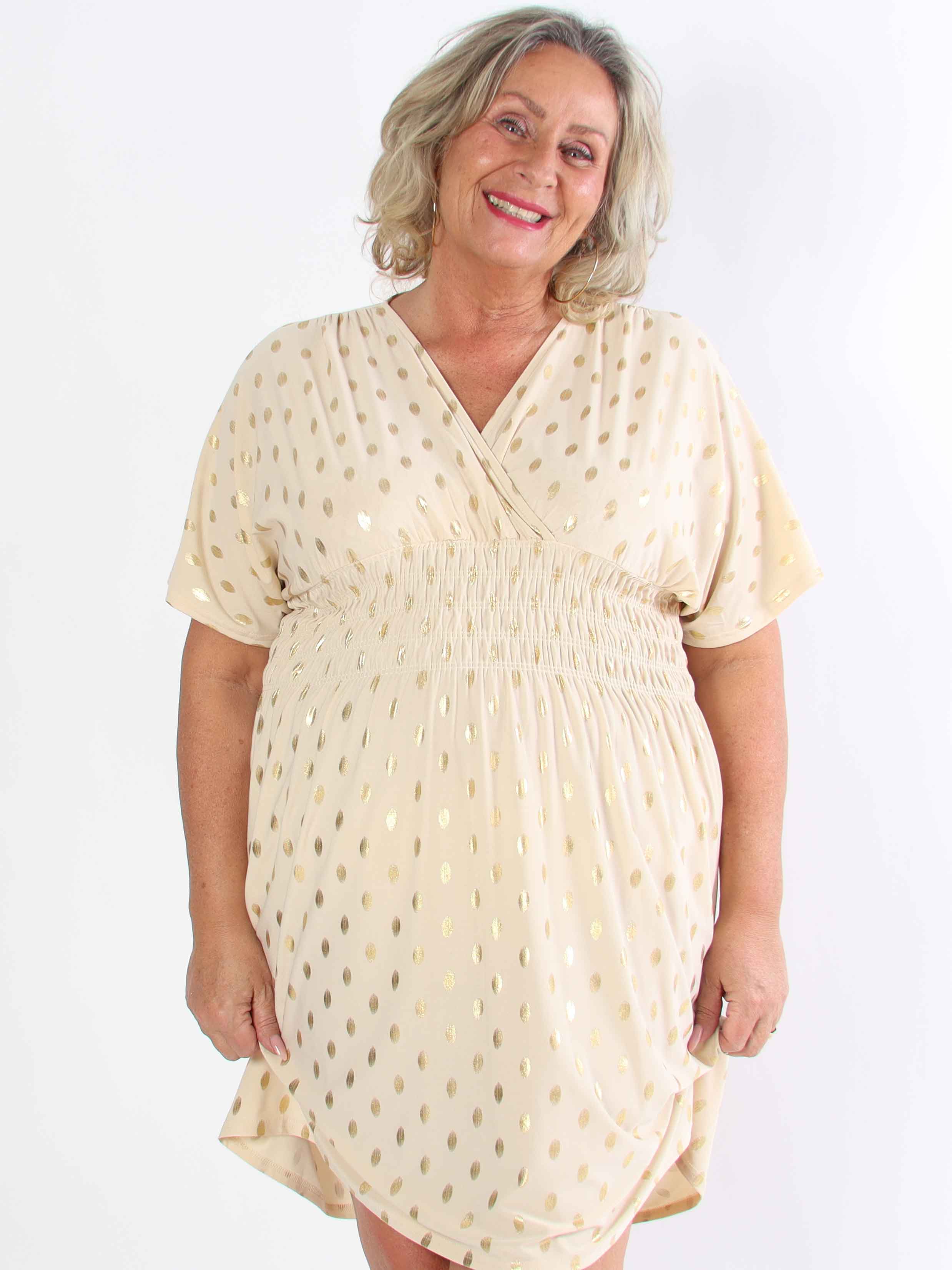 Pams Dot Short - Elastisk klänning i plus size med guldprickar