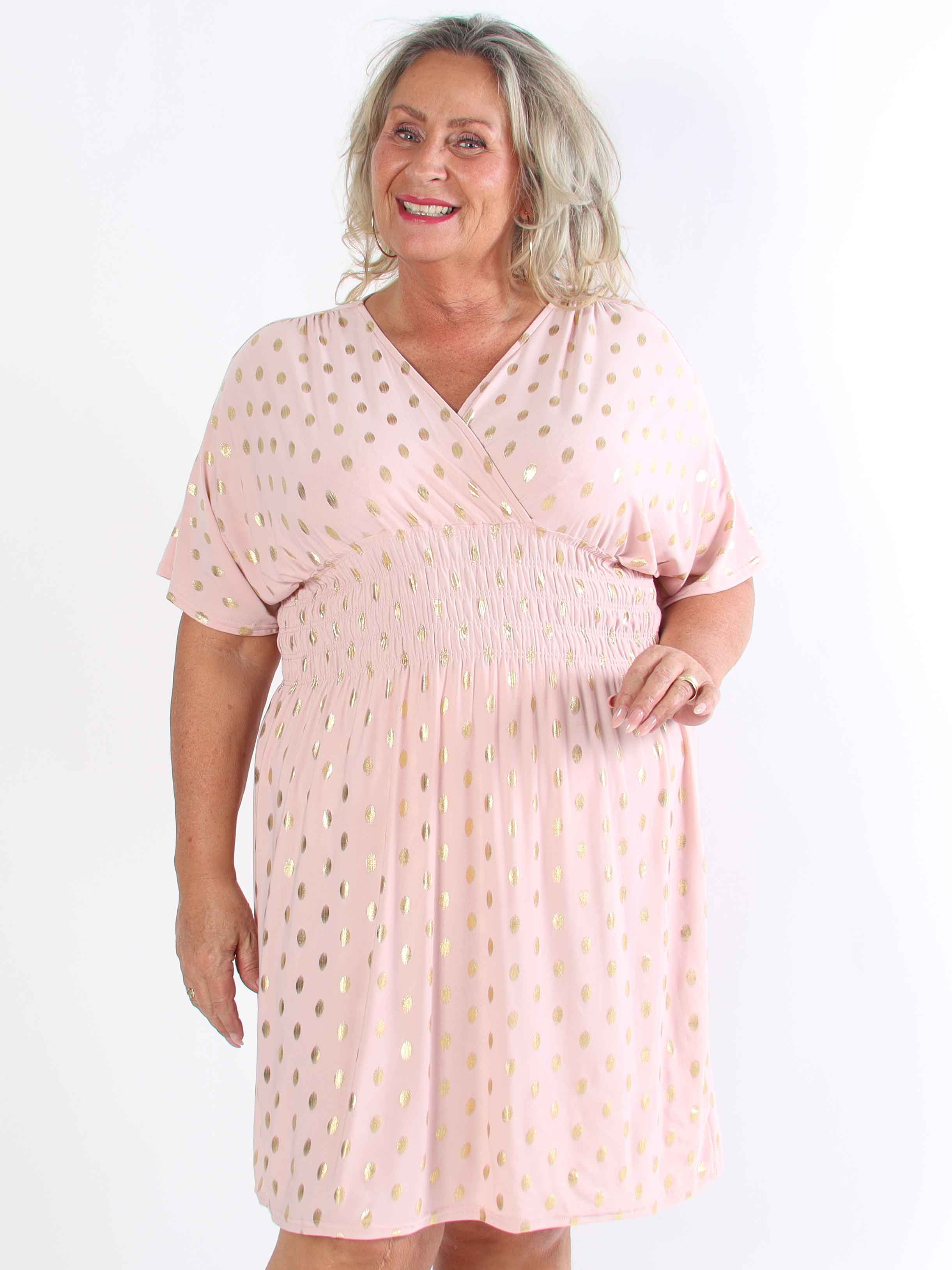 Pams Dot Short - Elastisk klänning i plus size med guldprickar