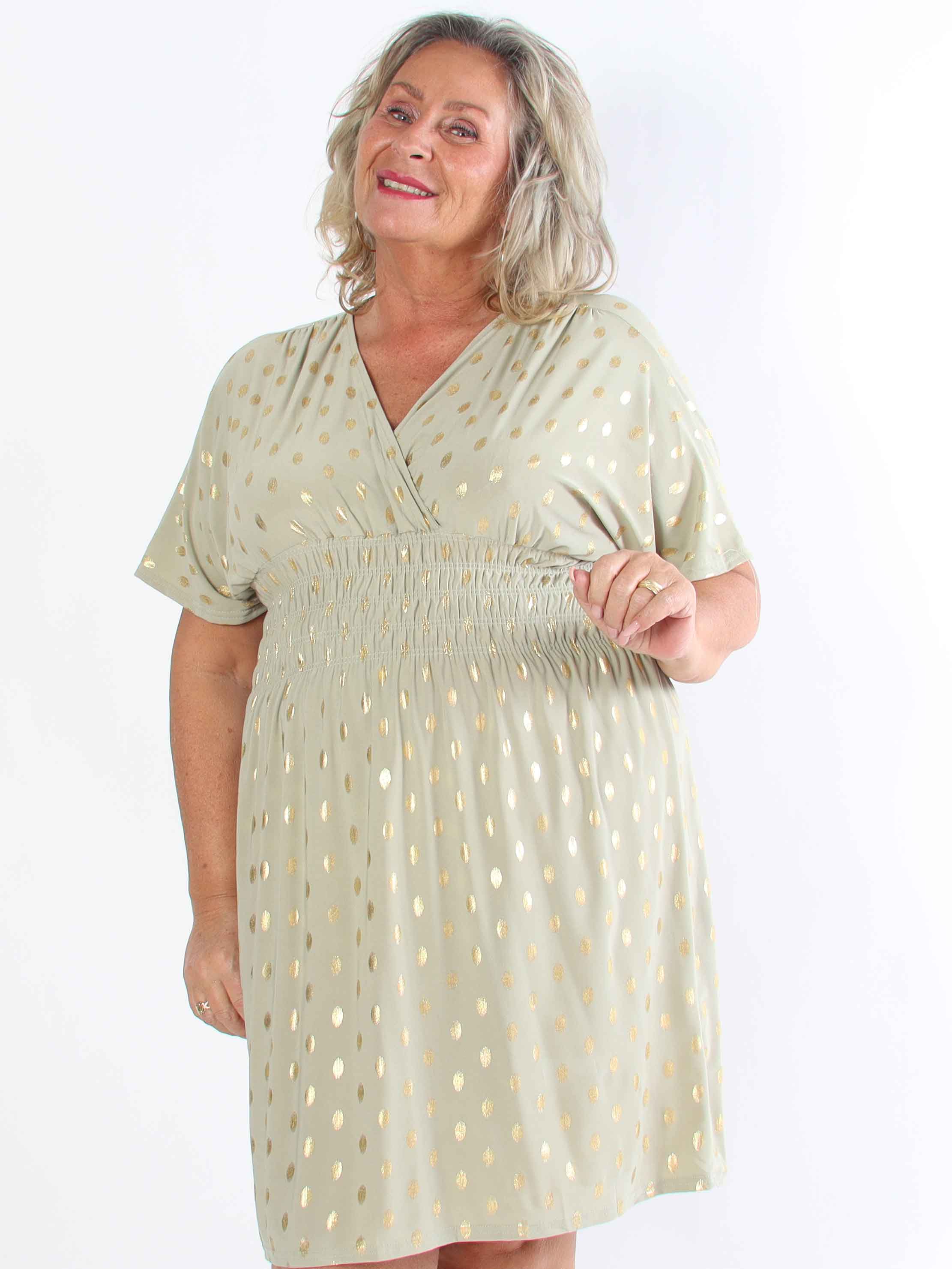 Pams Dot Short - Elastisk klänning i plus size med guldprickar