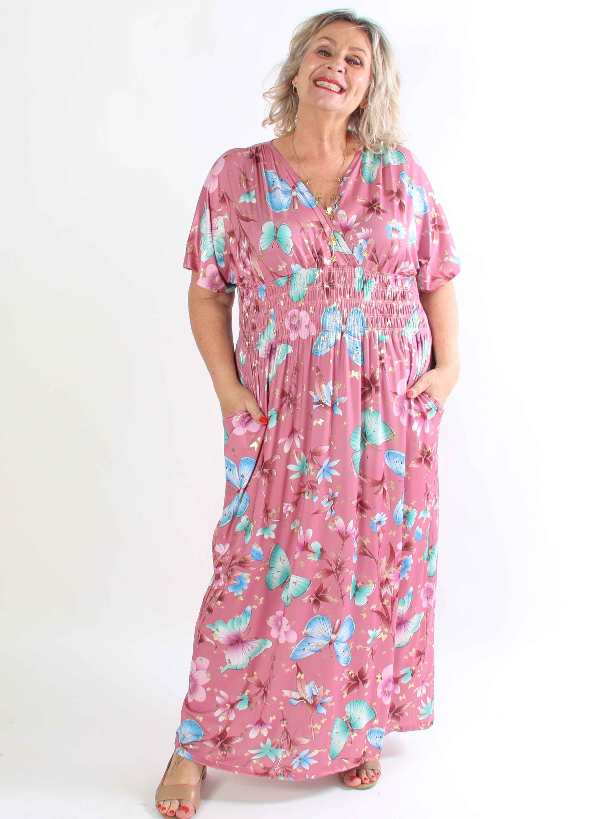 Pams Fairytale - Lång plus size klänning i fint blom- och fjärilstryck