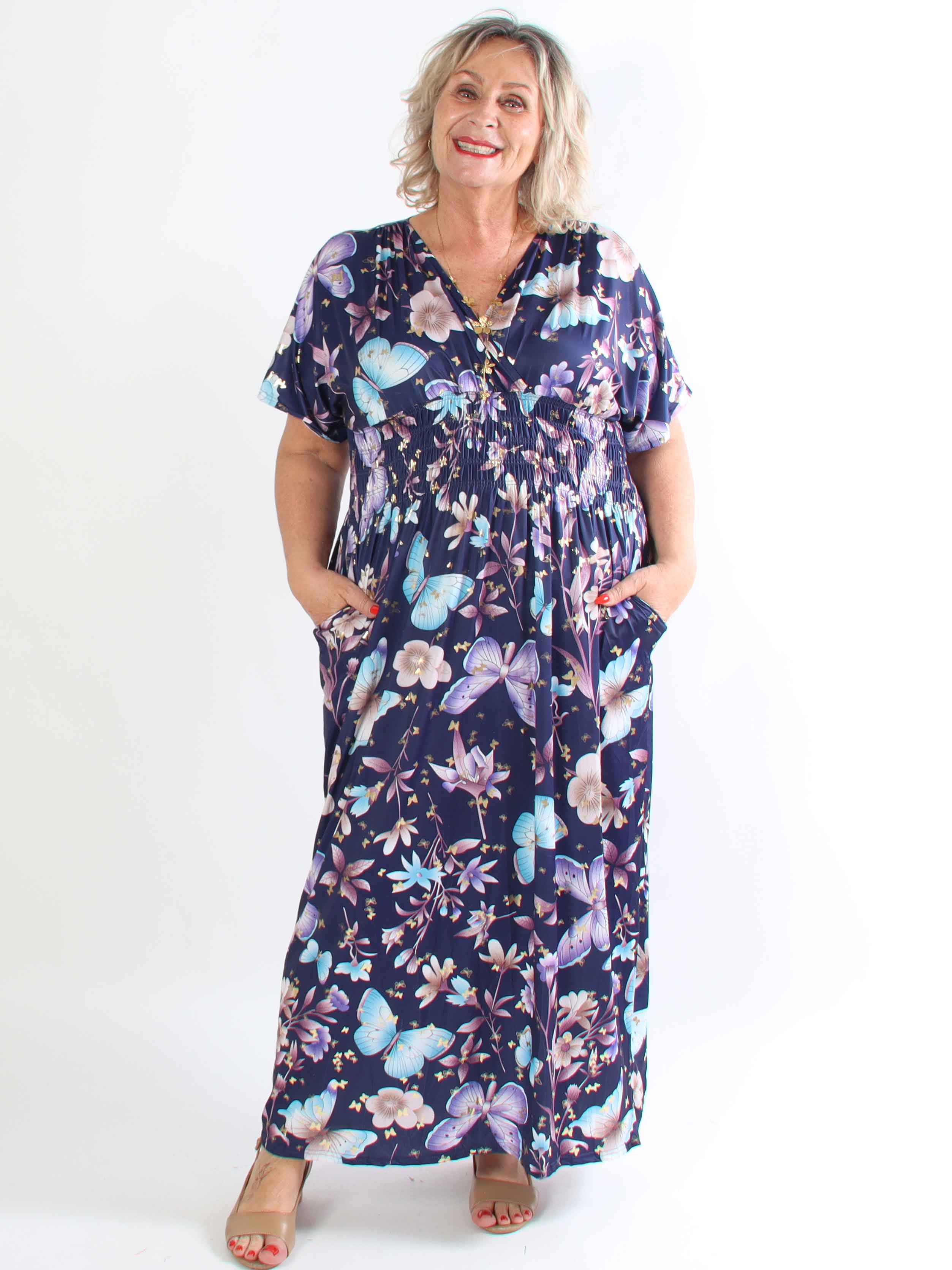 Pams Fairytale - Lång plus size klänning i fint blom- och fjärilstryck