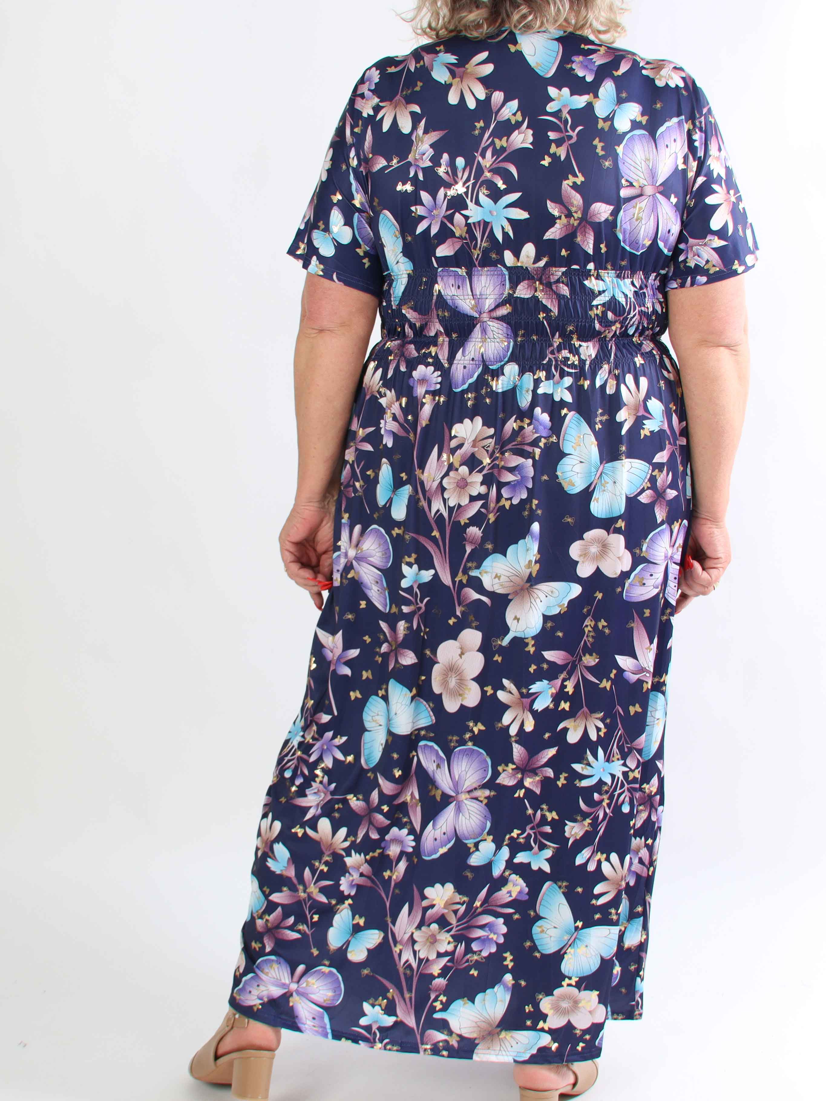 Pams Fairytale - Lång plus size klänning i fint blom- och fjärilstryck