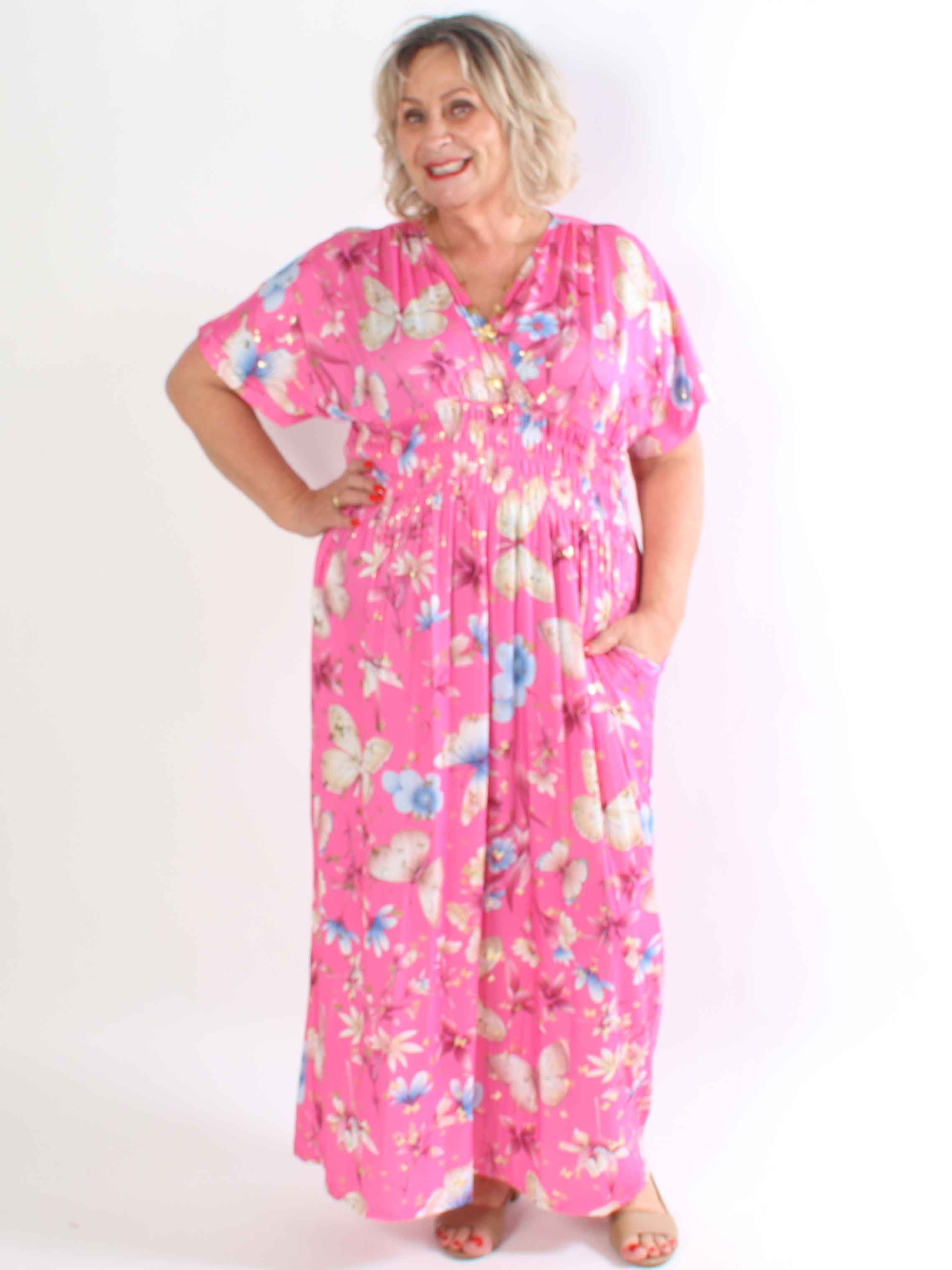 Pams Fairytale - Lång plus size klänning i fint blom- och fjärilstryck
