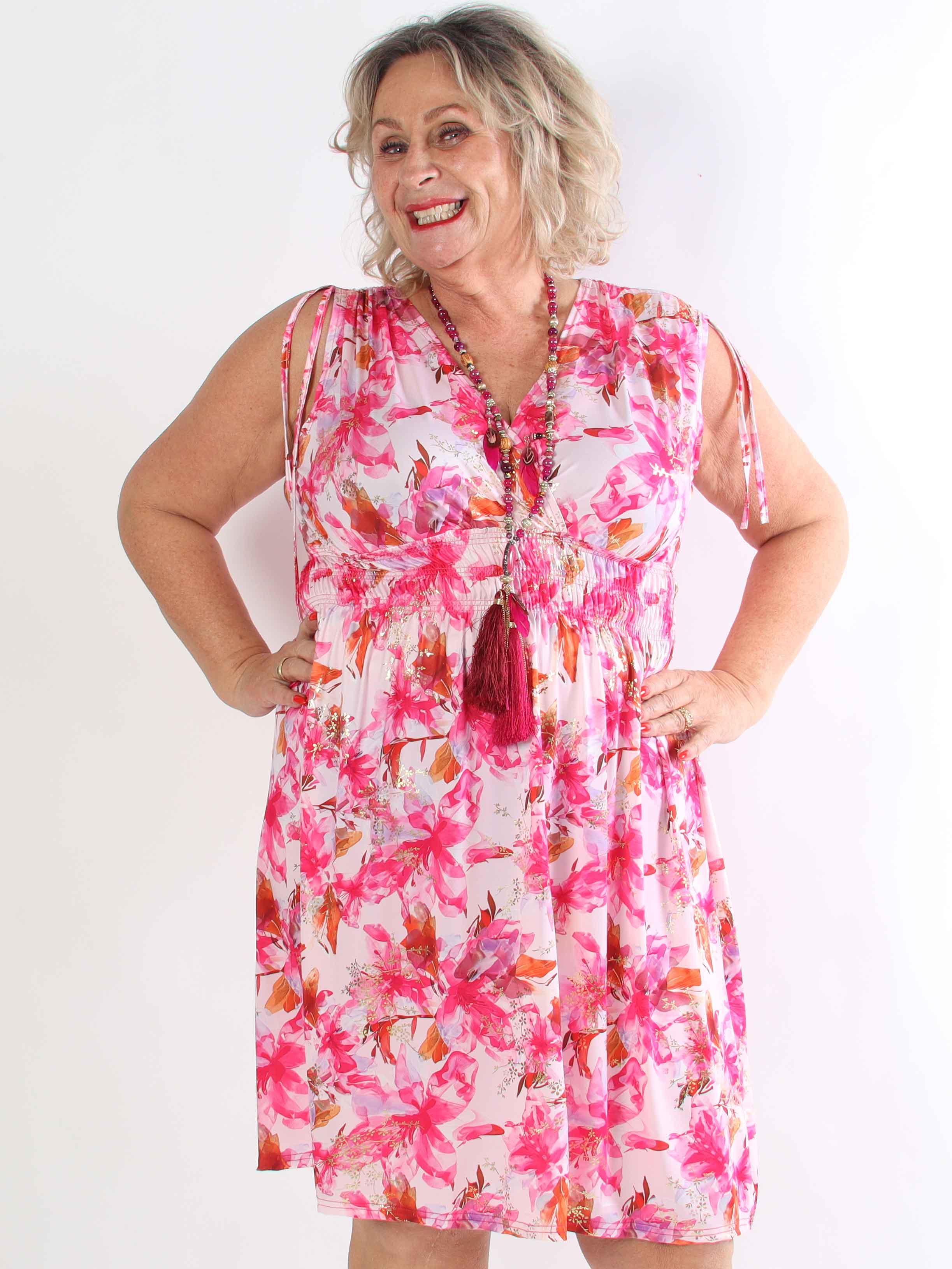 Pams Flourish Short - Elastisk blomstret plus size kjole med guld detaljer