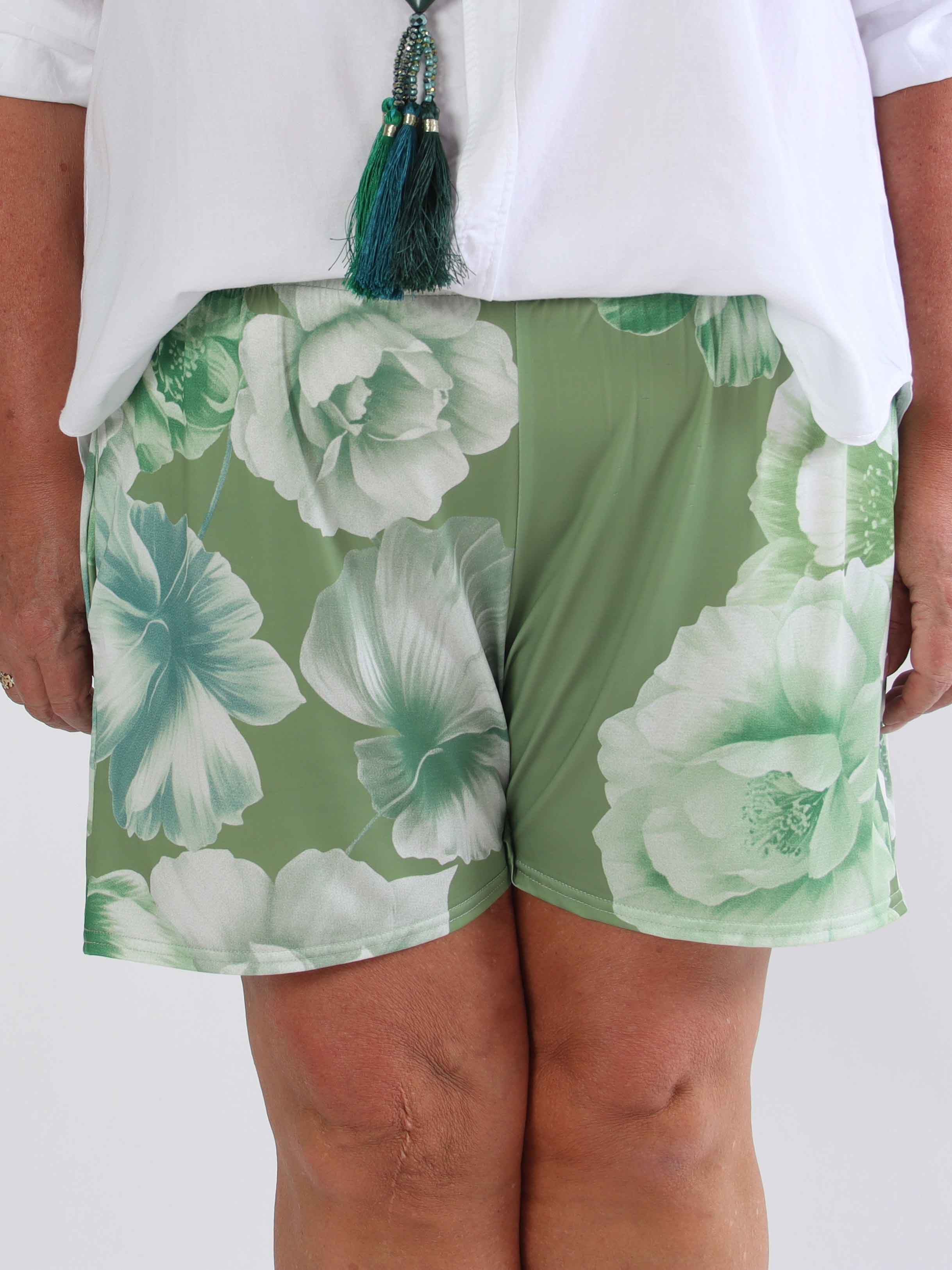 Pams Flower Shorts - Elastiska plus size-shorts med blommigt tryck