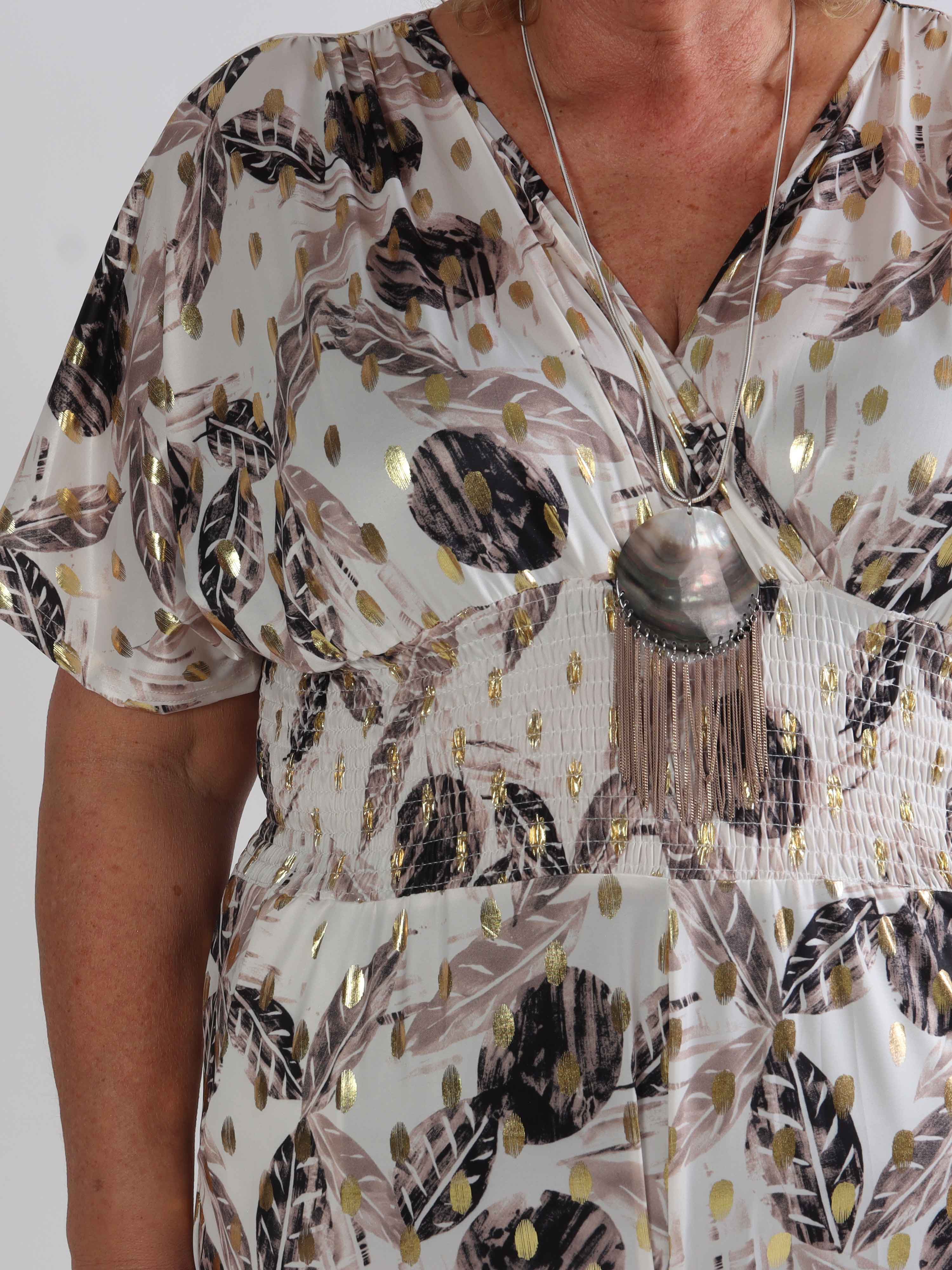 Pams Leafage Jumpsuit - Plus size jumpsuit i lövmönster med guldfärgade tofsar