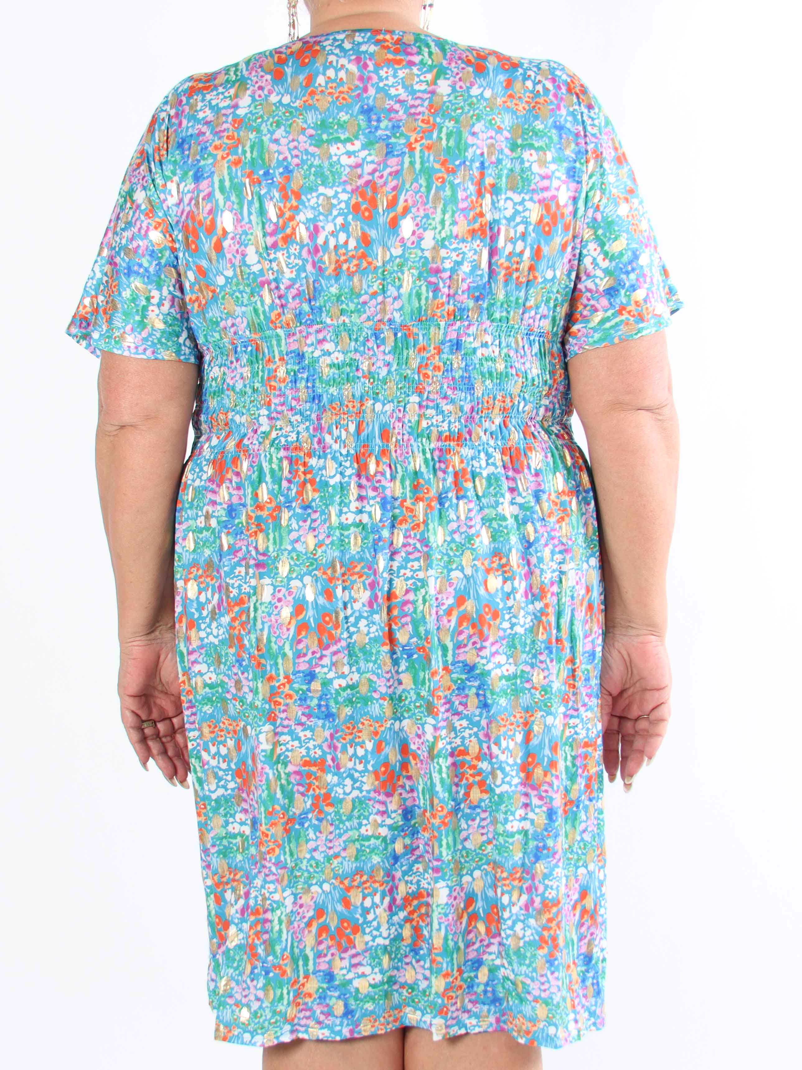 Pams Multi Flower Short - Klänning i plus size med blommönster och gulddetaljer