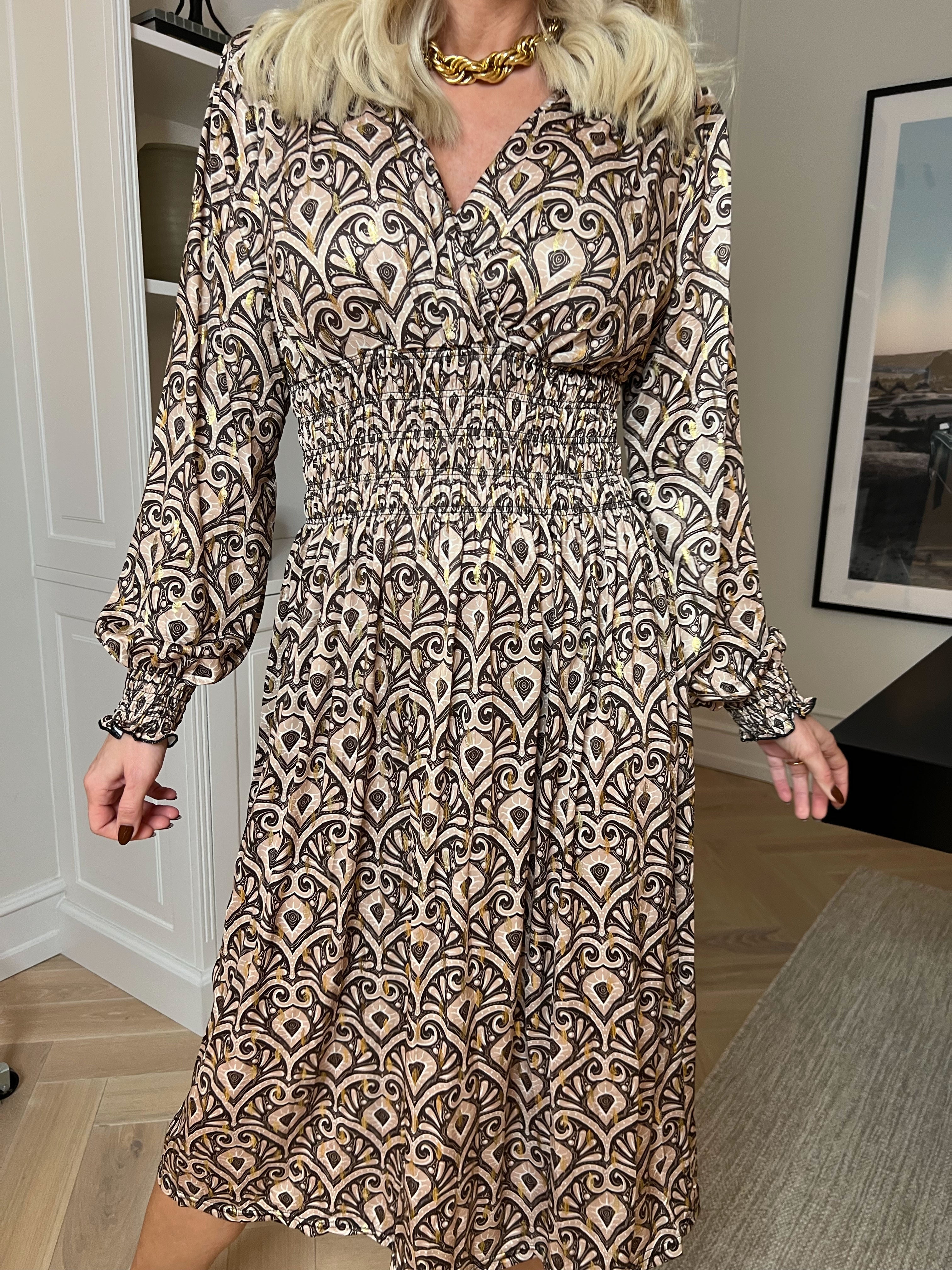 Pams Pattern Midi L/S - Elastisk kjole i krølfrit stof med lange ærmer