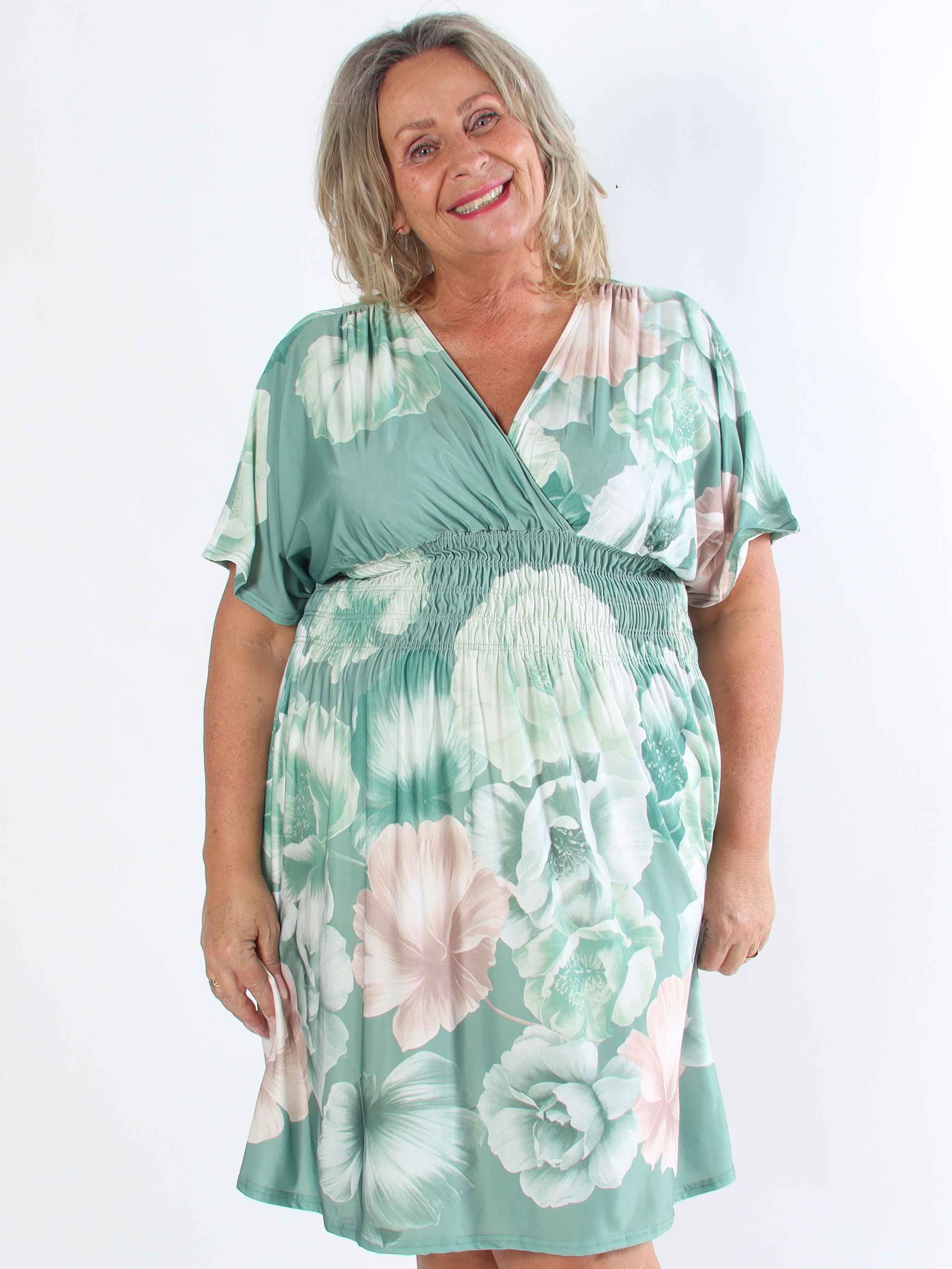 Pams Peony Short - Kort elastisk plus size-klänning med blommigt tryck