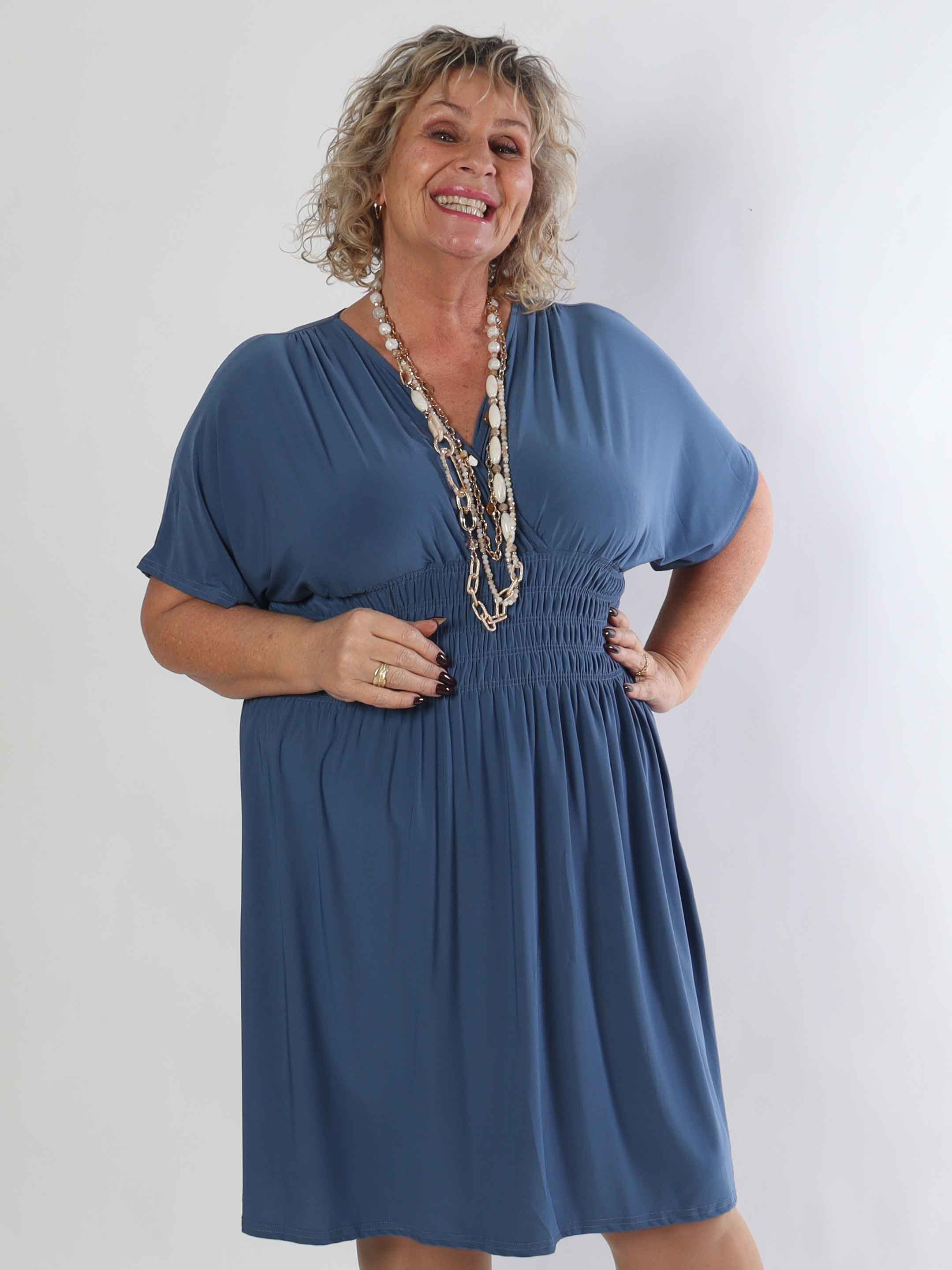 Pams Plain Short - Elastisk plus size kjole med smock i taljen