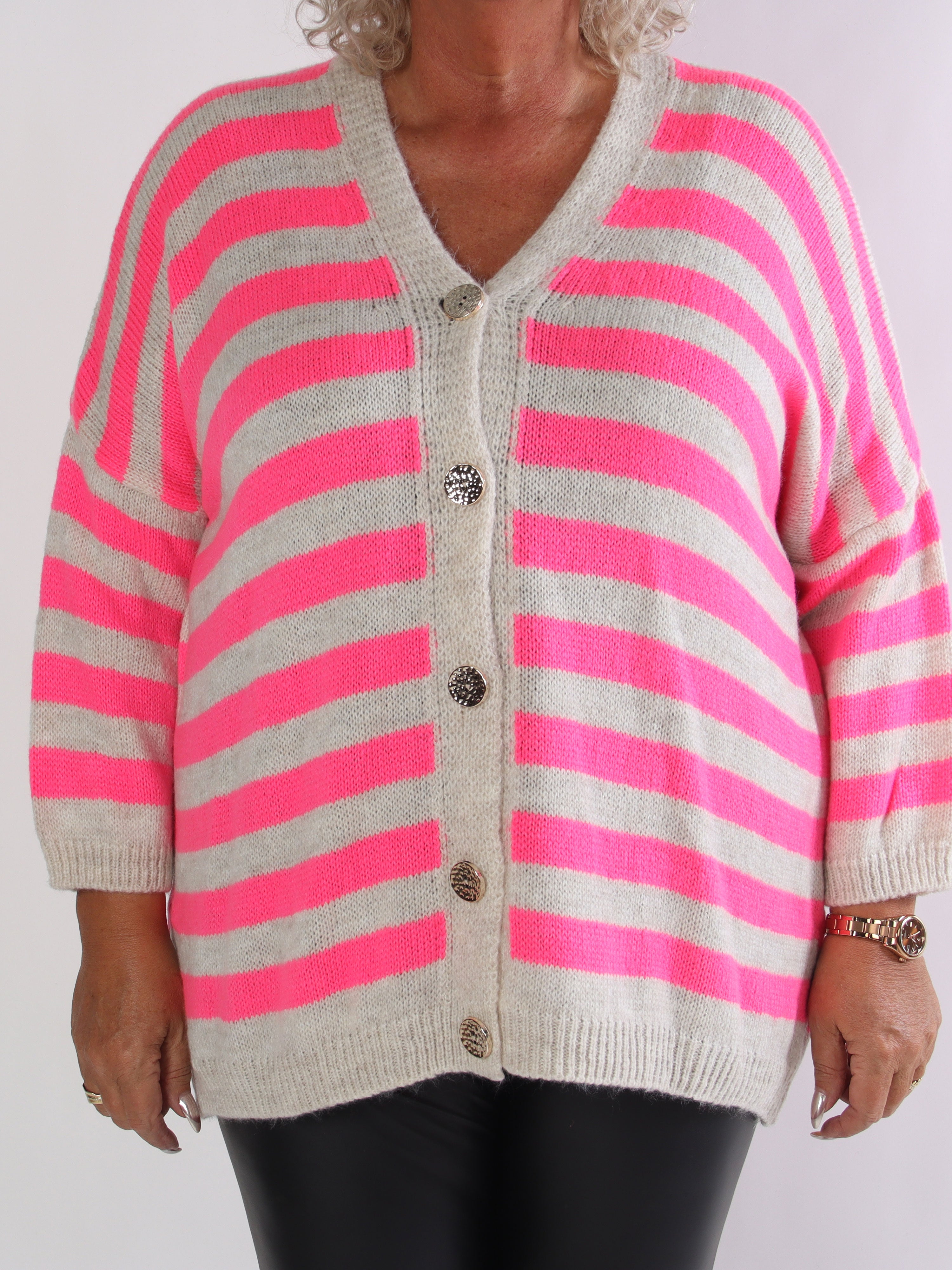 Parker - Randig stickad plus size kofta med stora guldknappar