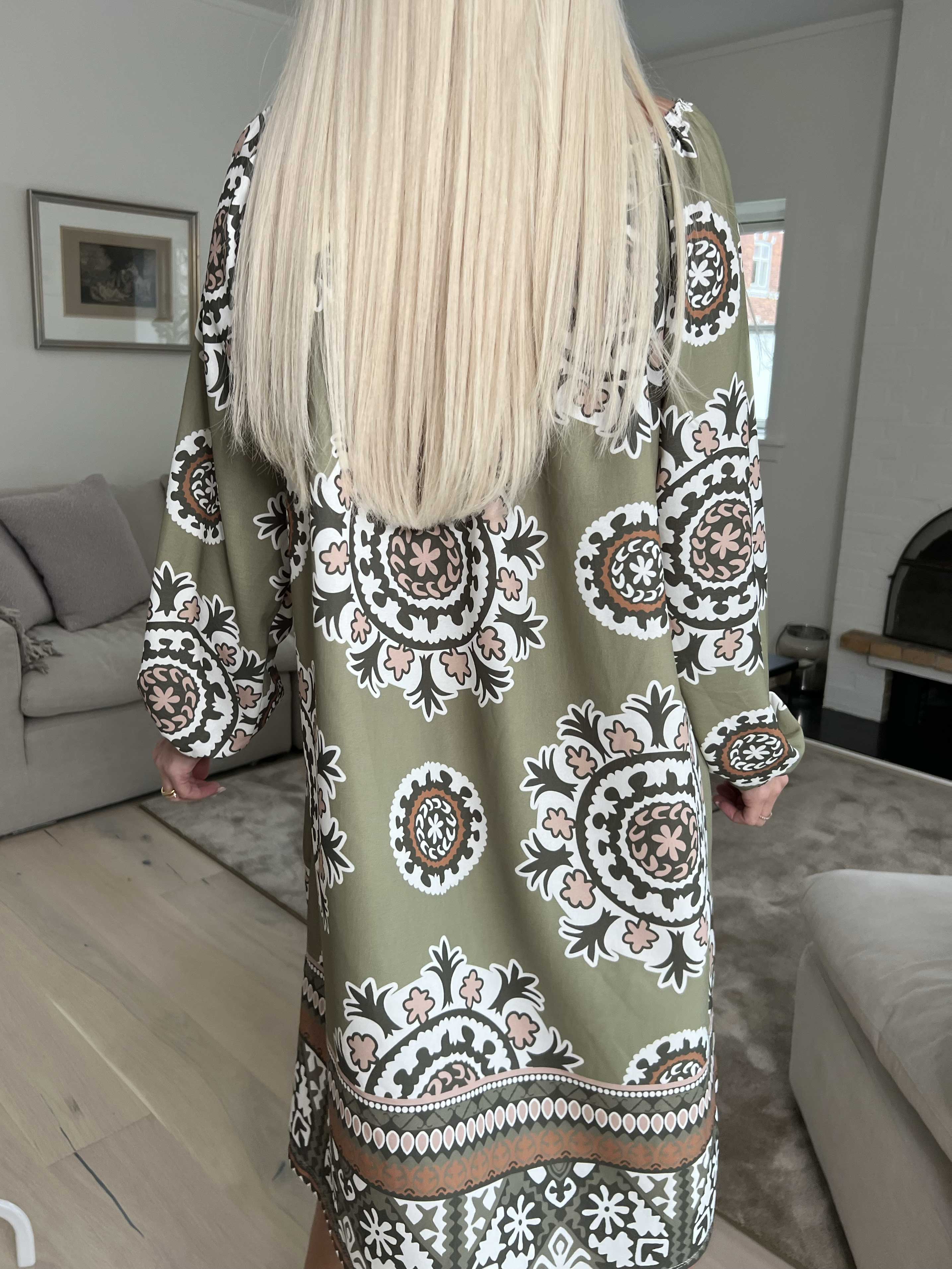 Paulina - Söt långärmad klänning med elastisk halsringning