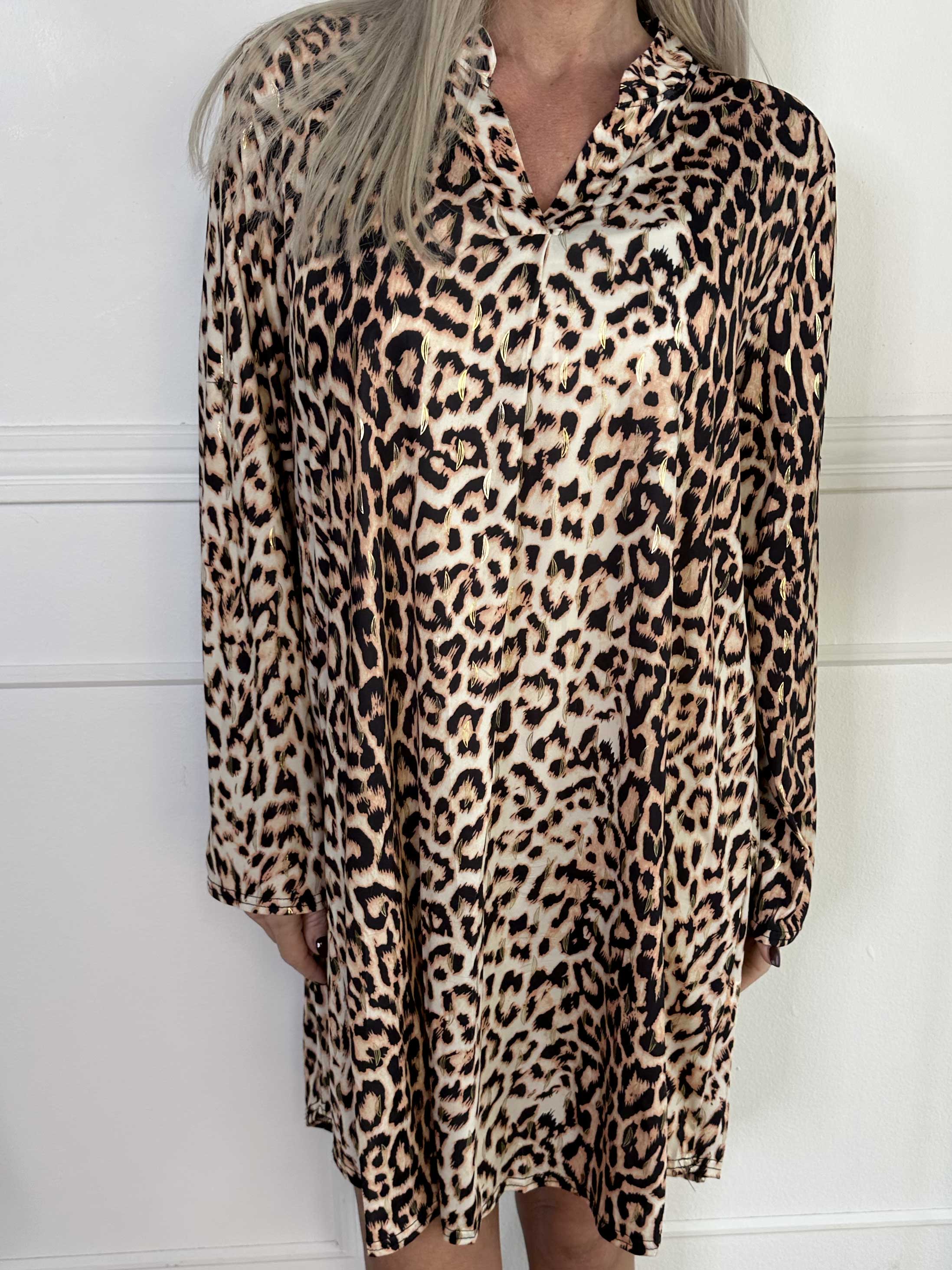 Penelope - Leopardmönstrad elastisk klänning med gulddetaljer