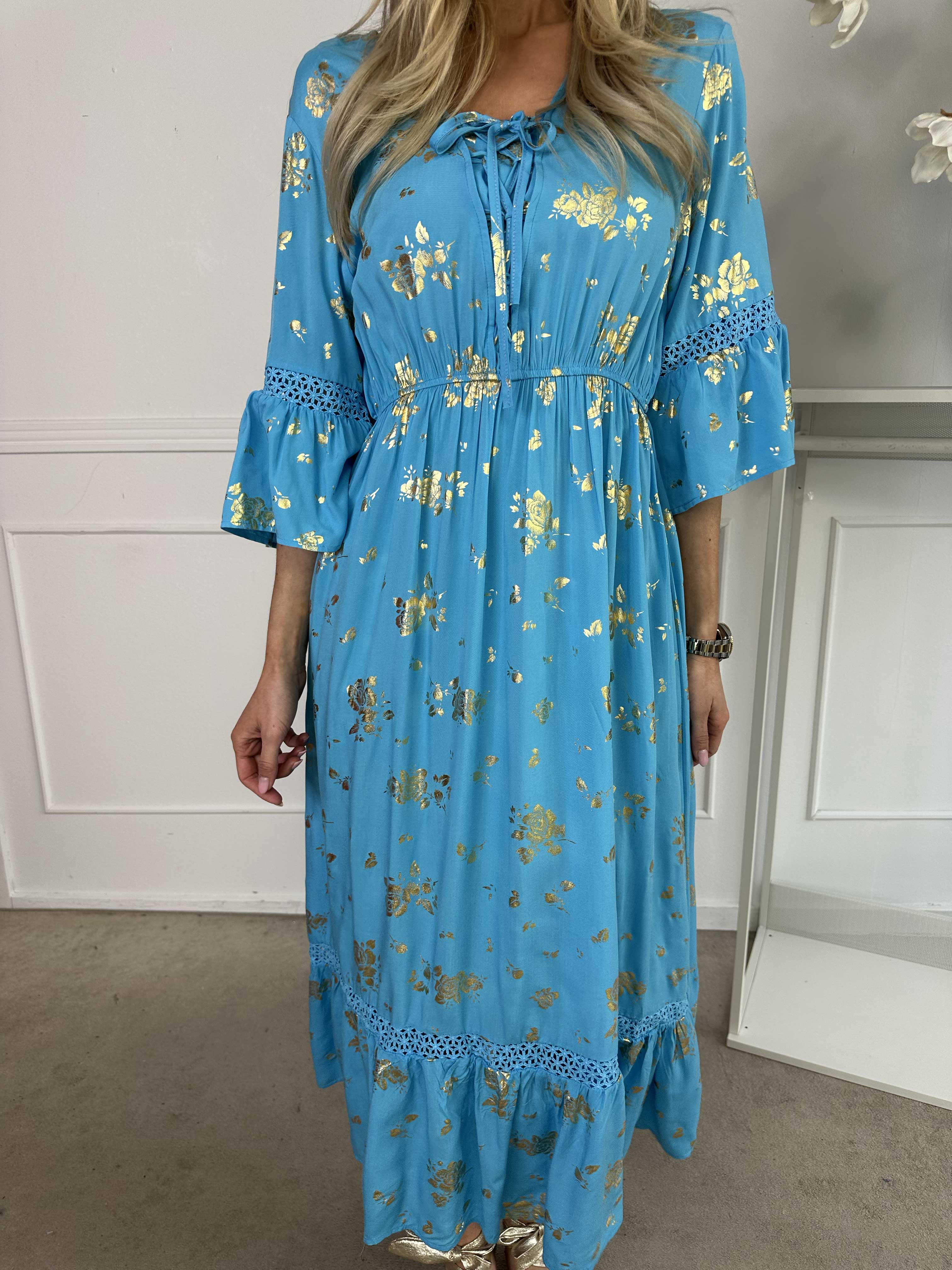 Pernilla - Klänning med guldfärgade blommor och broderier