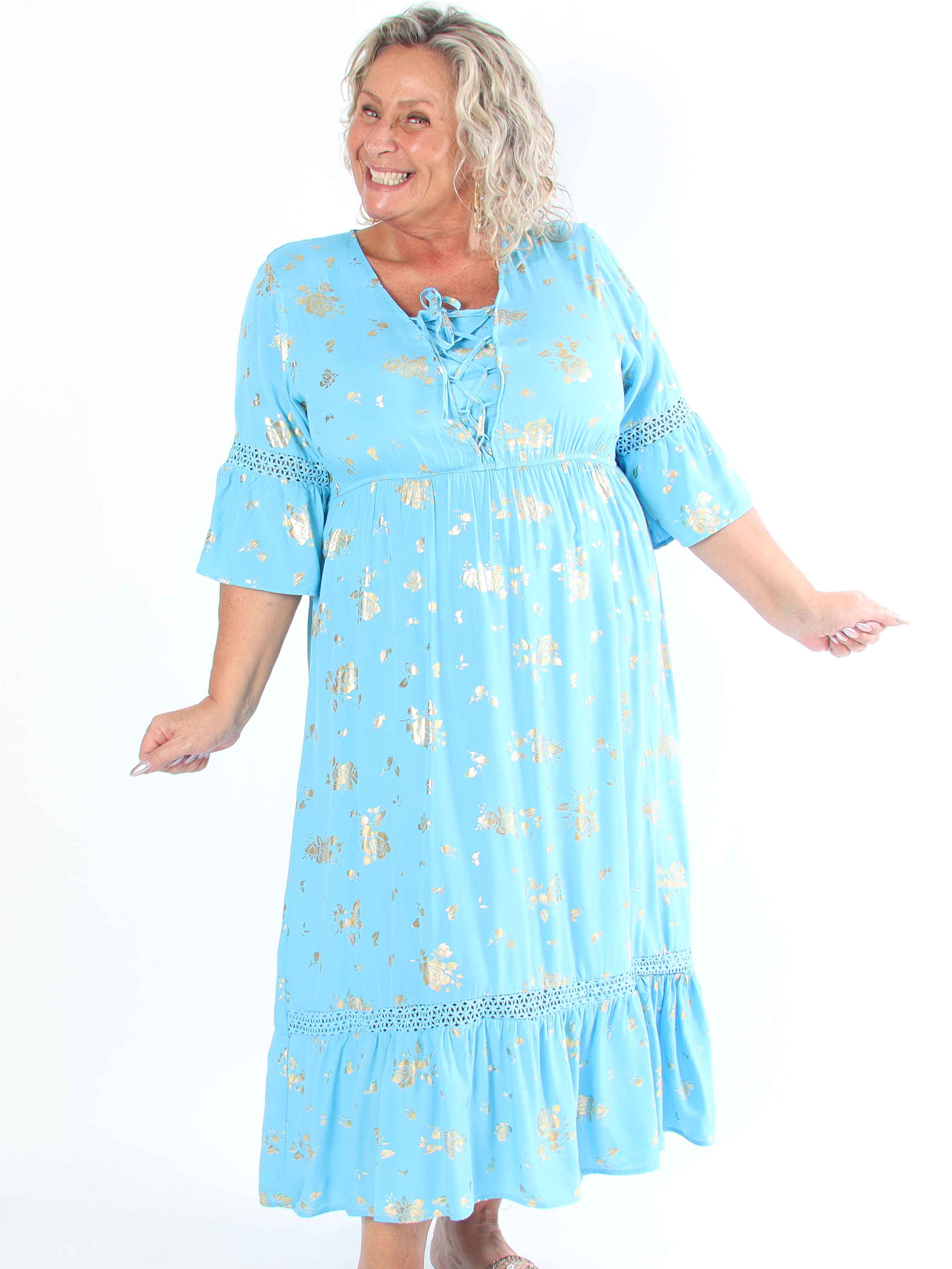 Pernilla - Klänning med guldfärgade blommor och broderier