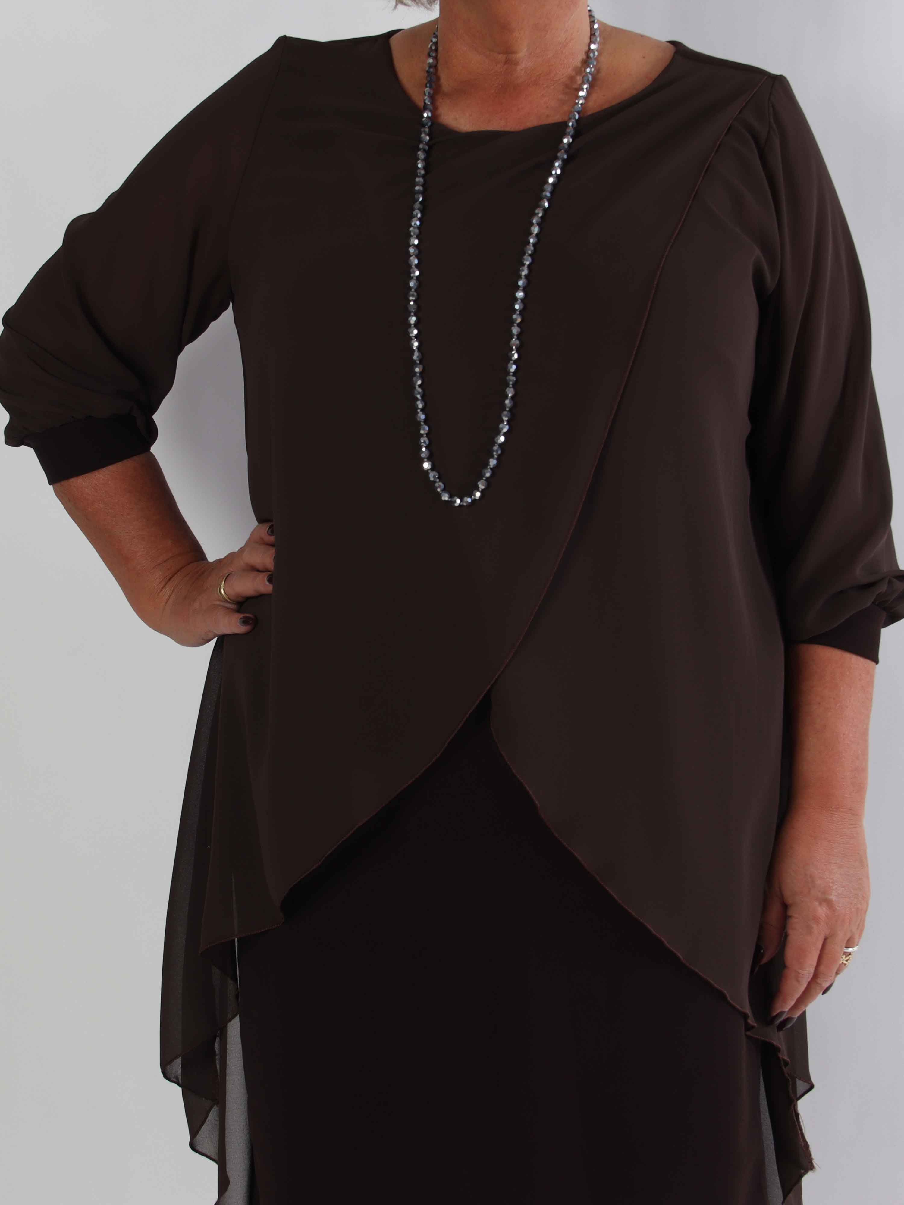 Pianora - Plus size klänning med chiffonlager och semitransparenta ärmar