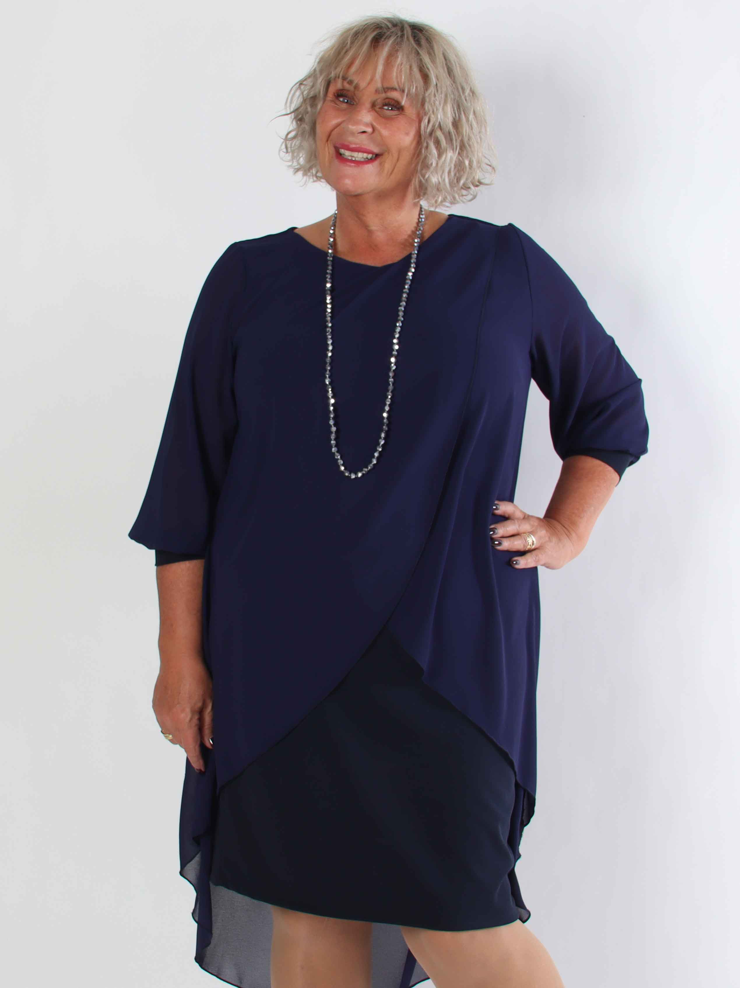 Pianora - Plus size klänning med chiffonlager och semitransparenta ärmar