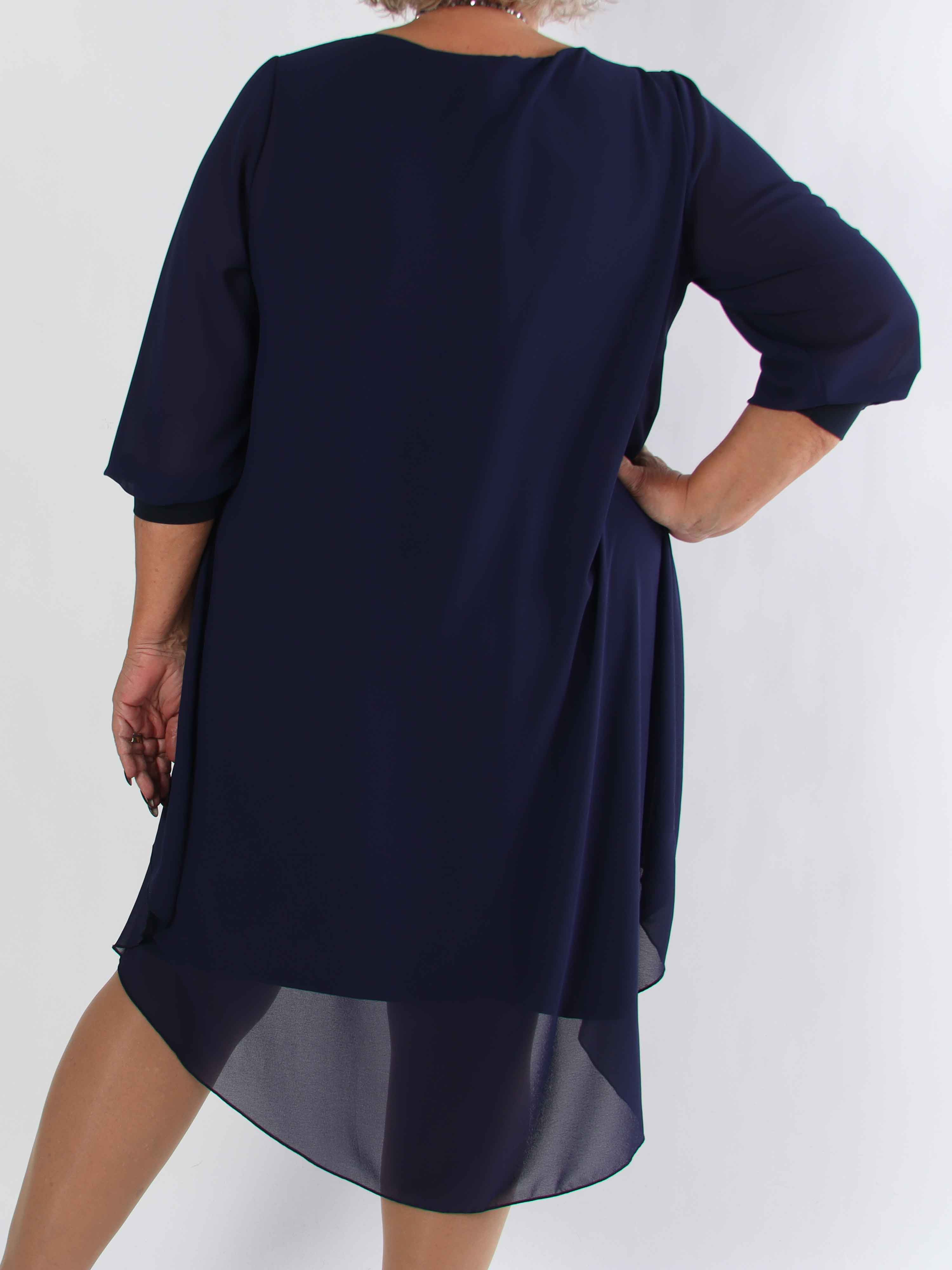 Pianora - Plus size klänning med chiffonlager och semitransparenta ärmar