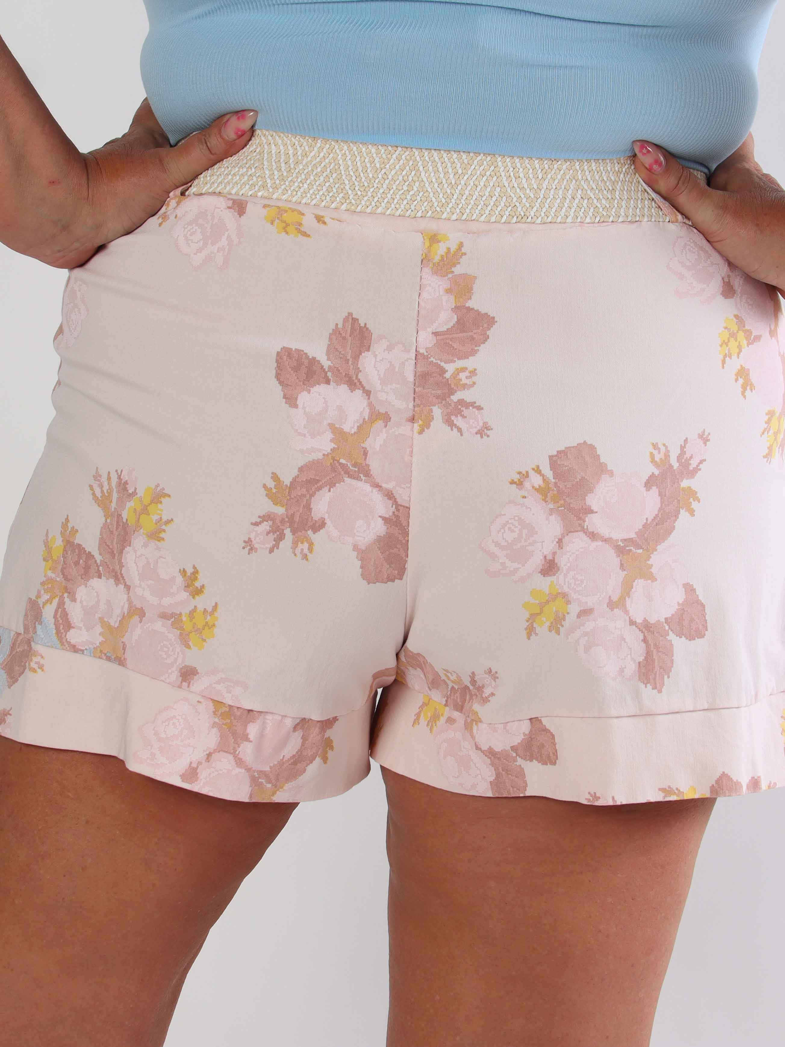 Pianora - Plus size shorts i en viskoseblanding med blomster og flettet bælte
