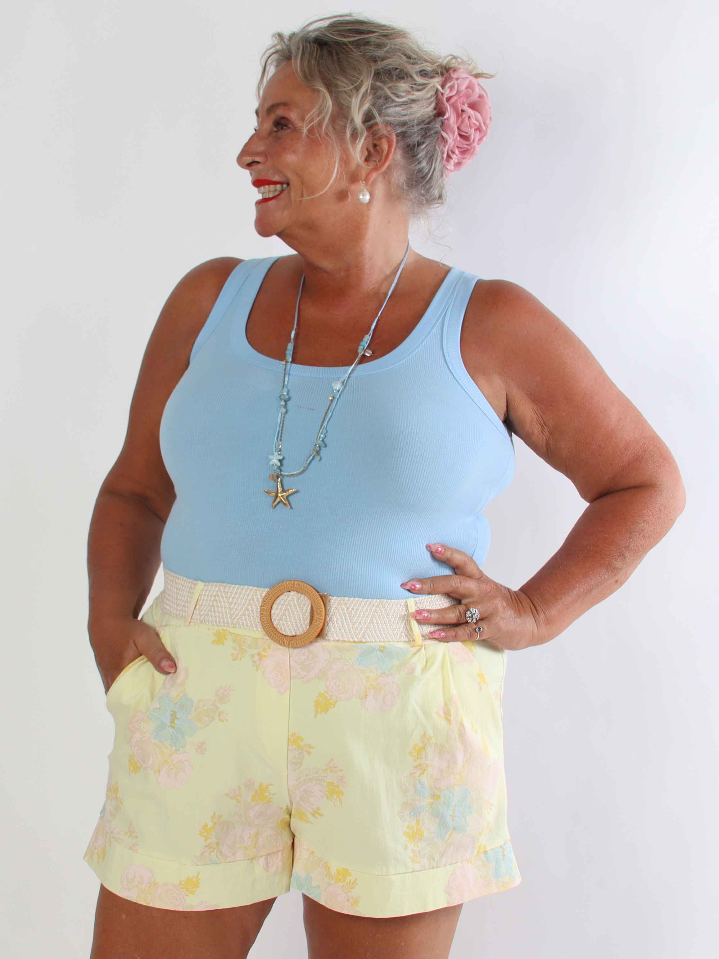 Pianora - Plus size shorts i en viskoseblanding med blomster og flettet bælte