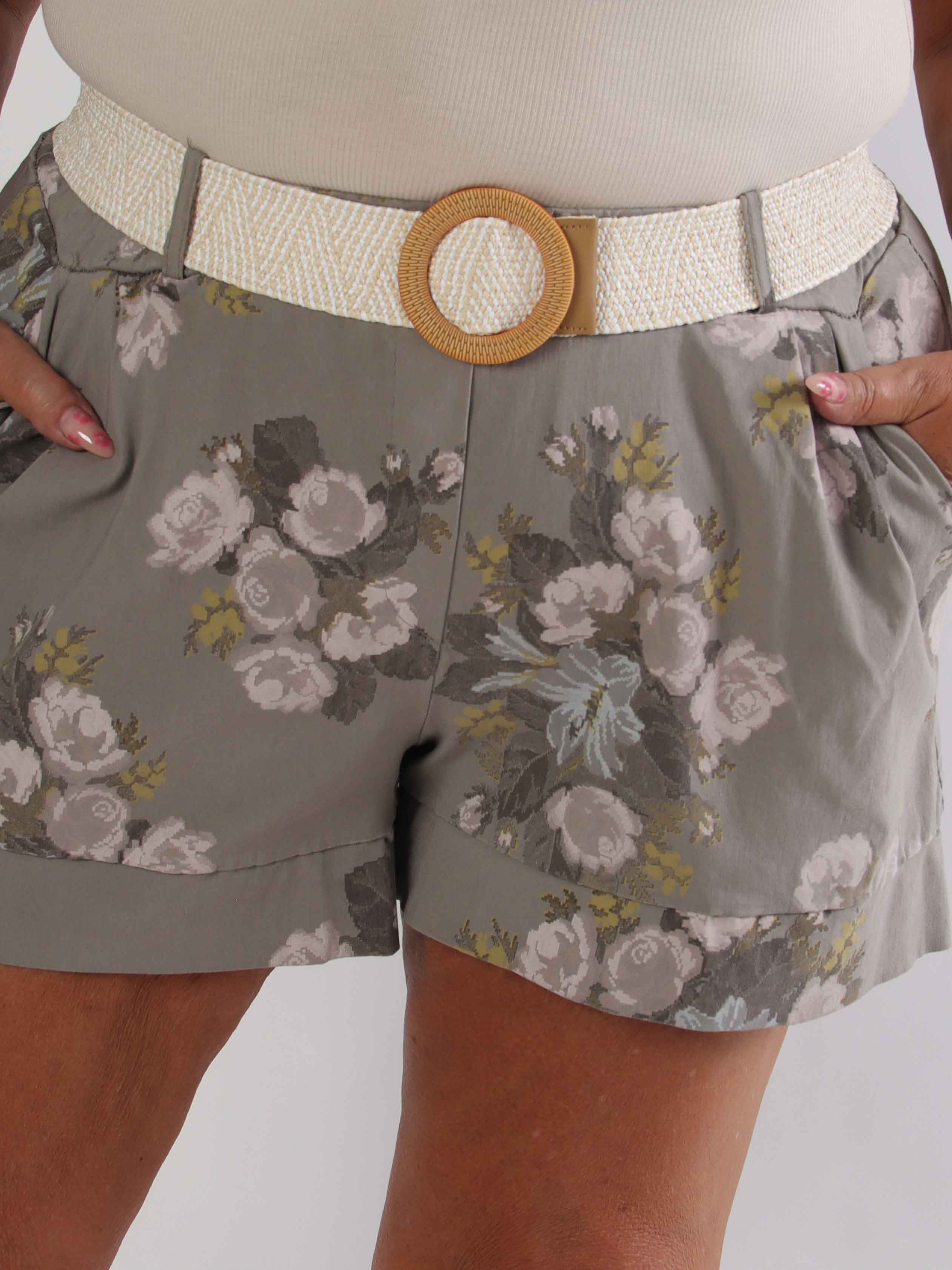 Pianora - Plus size shorts i en viskoseblanding med blomster og flettet bælte