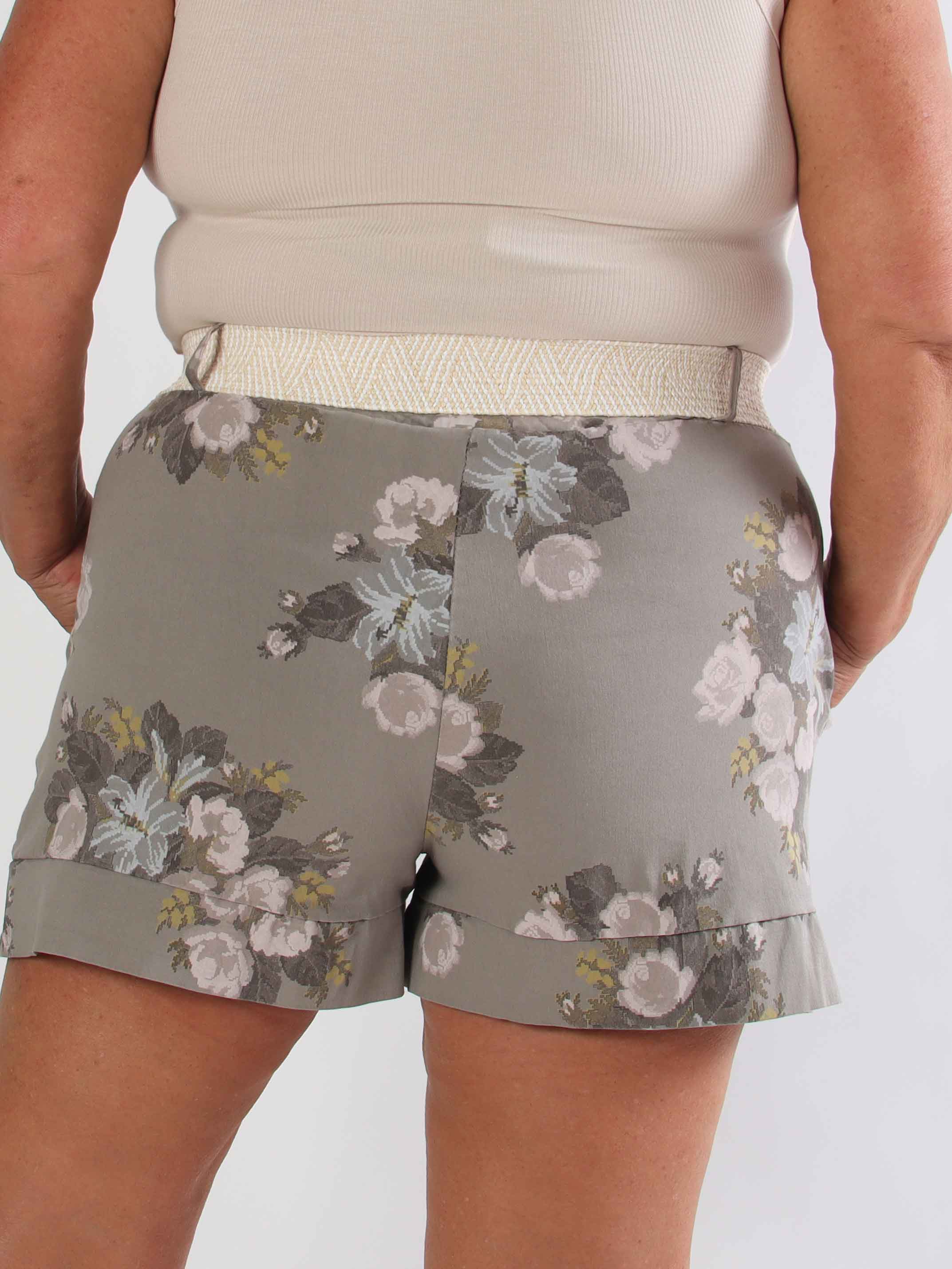 Pianora - Plus size shorts i en viskoseblanding med blomster og flettet bælte