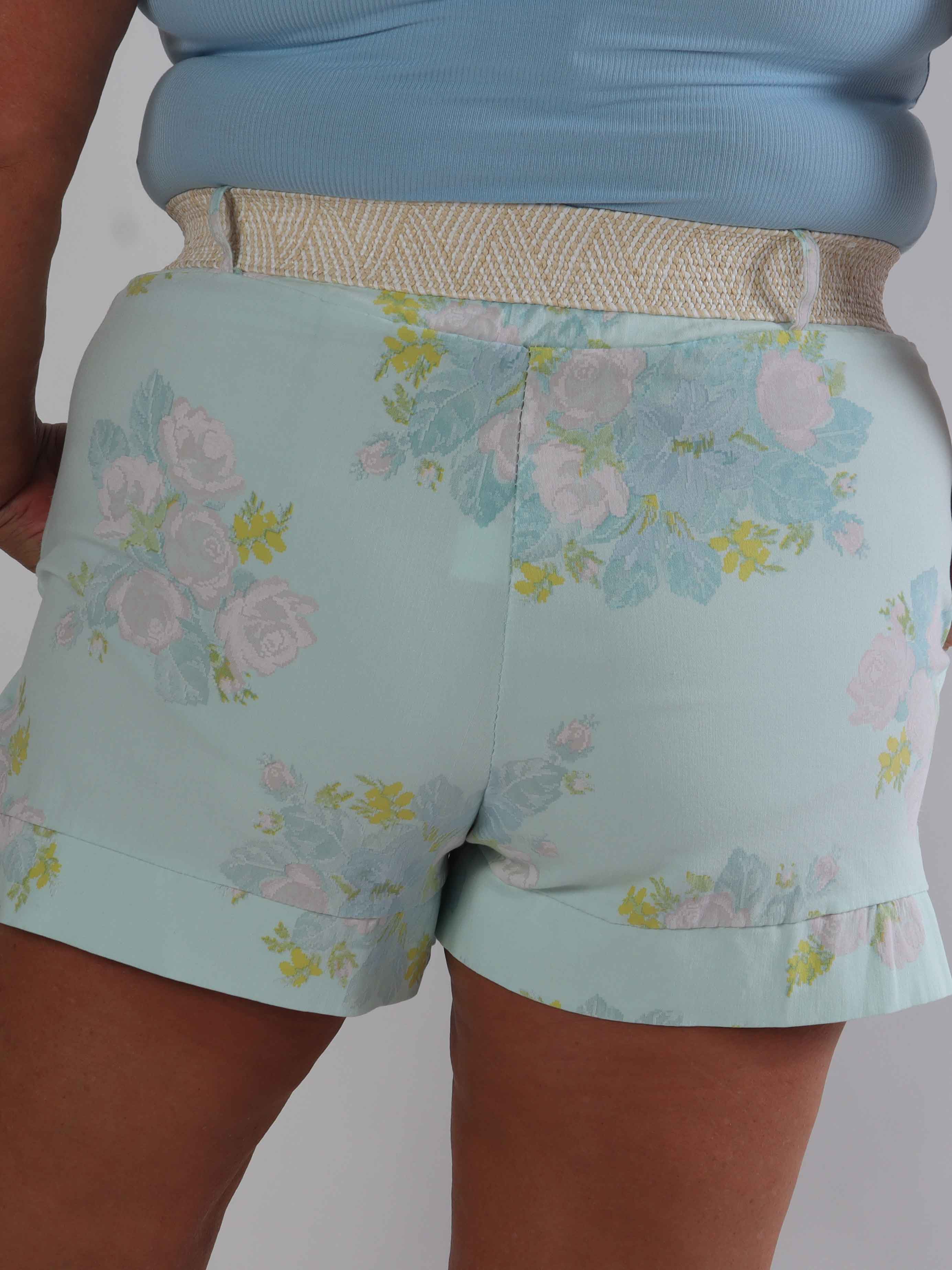 Pianora - Plus size shorts i en viskoseblanding med blomster og flettet bælte