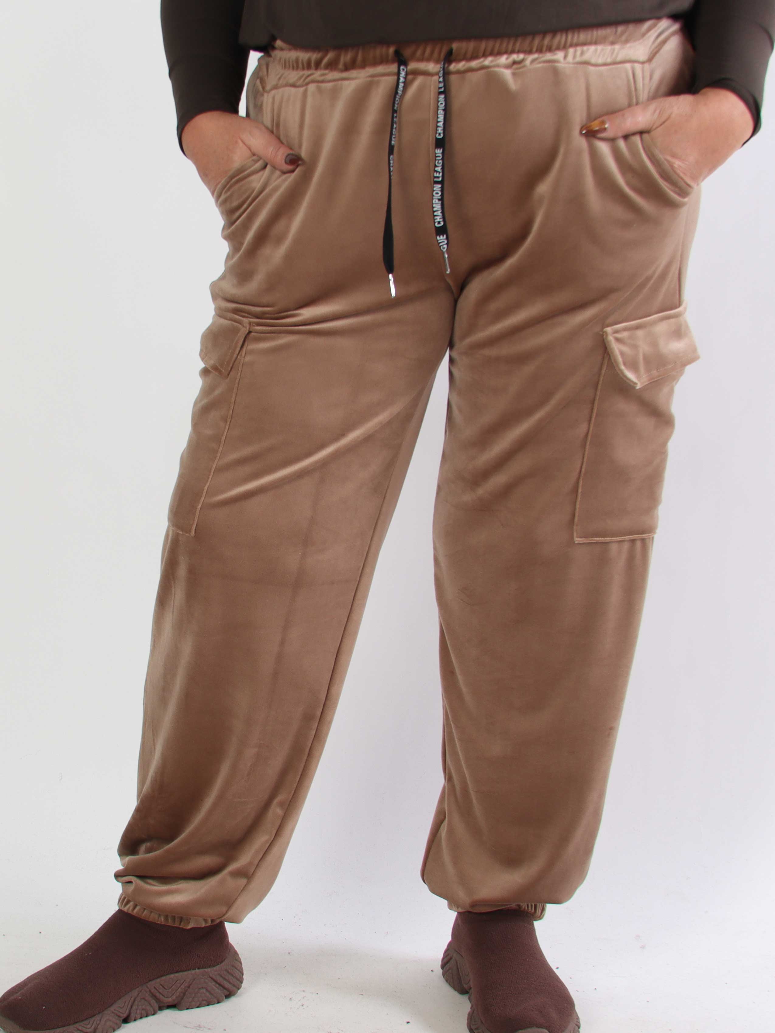 Pippa - Mjuka plussize cargobyxor i velour