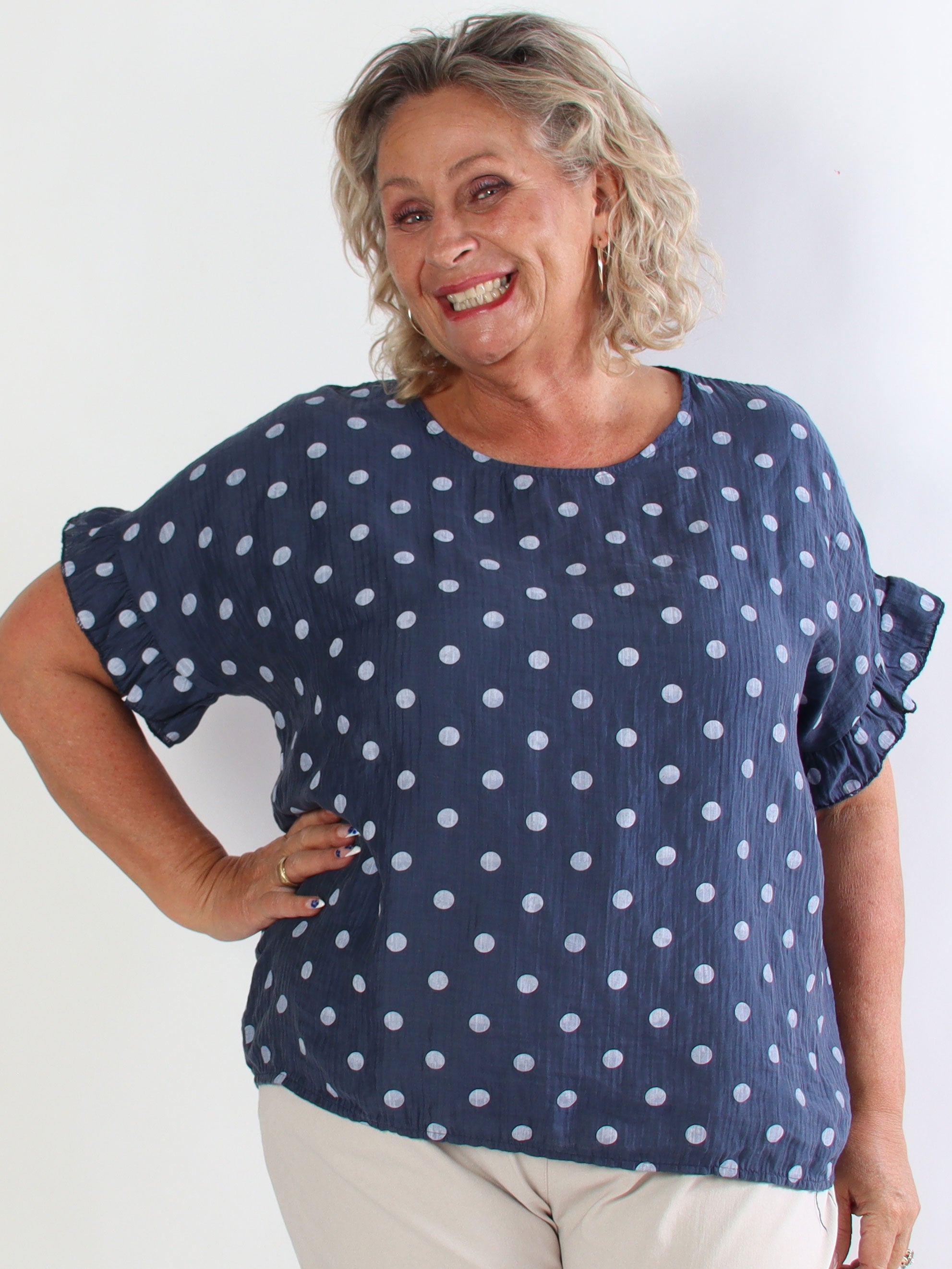 Poline - Prikket plus size tunika i åndbar lyocell stof med flæsekant på ærmerne