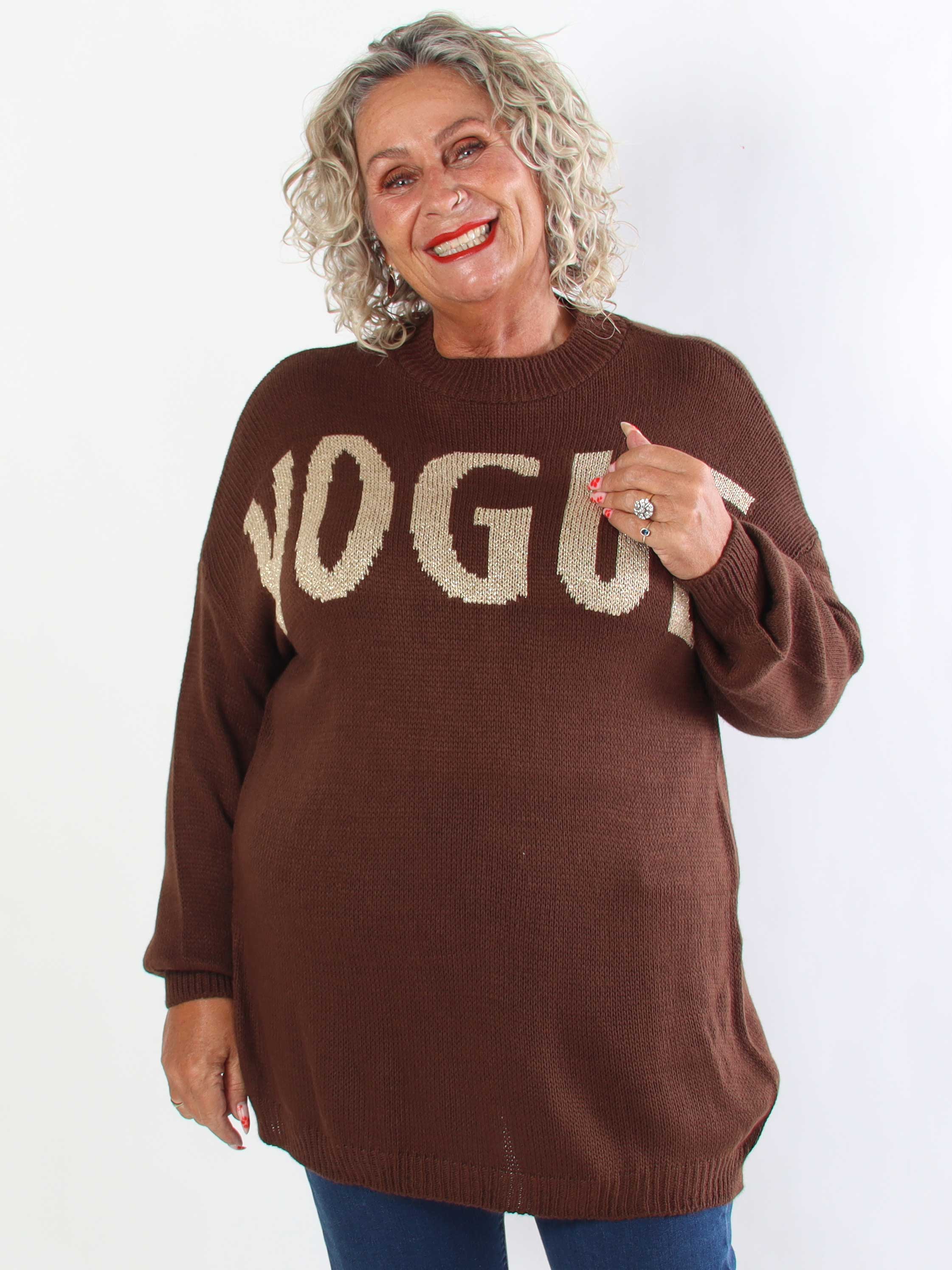 Priscilla - Stickad plus size tröja med VOGUE skrivet i guldglittertråd