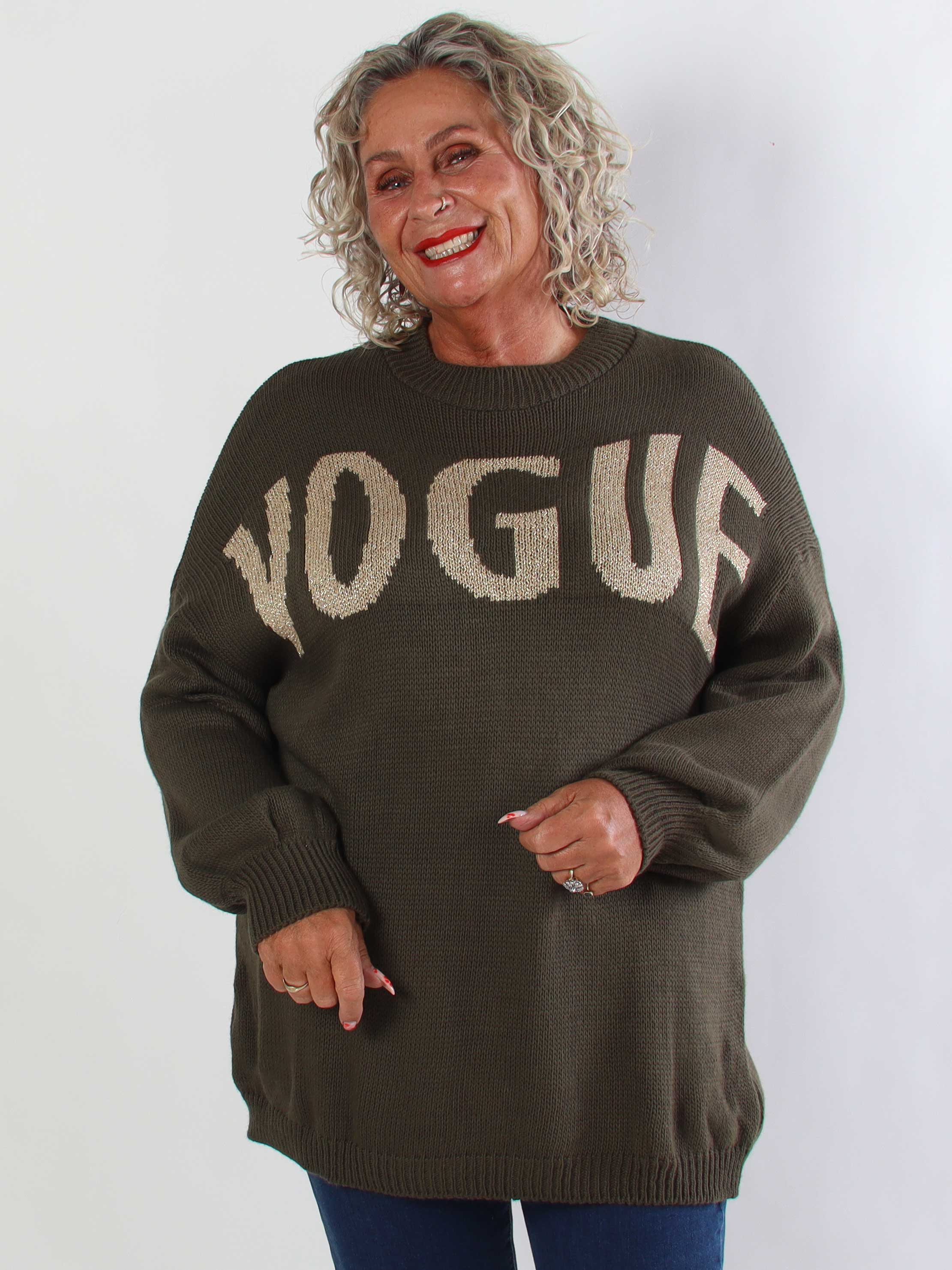 Priscilla - Stickad plus size tröja med VOGUE skrivet i guldglittertråd
