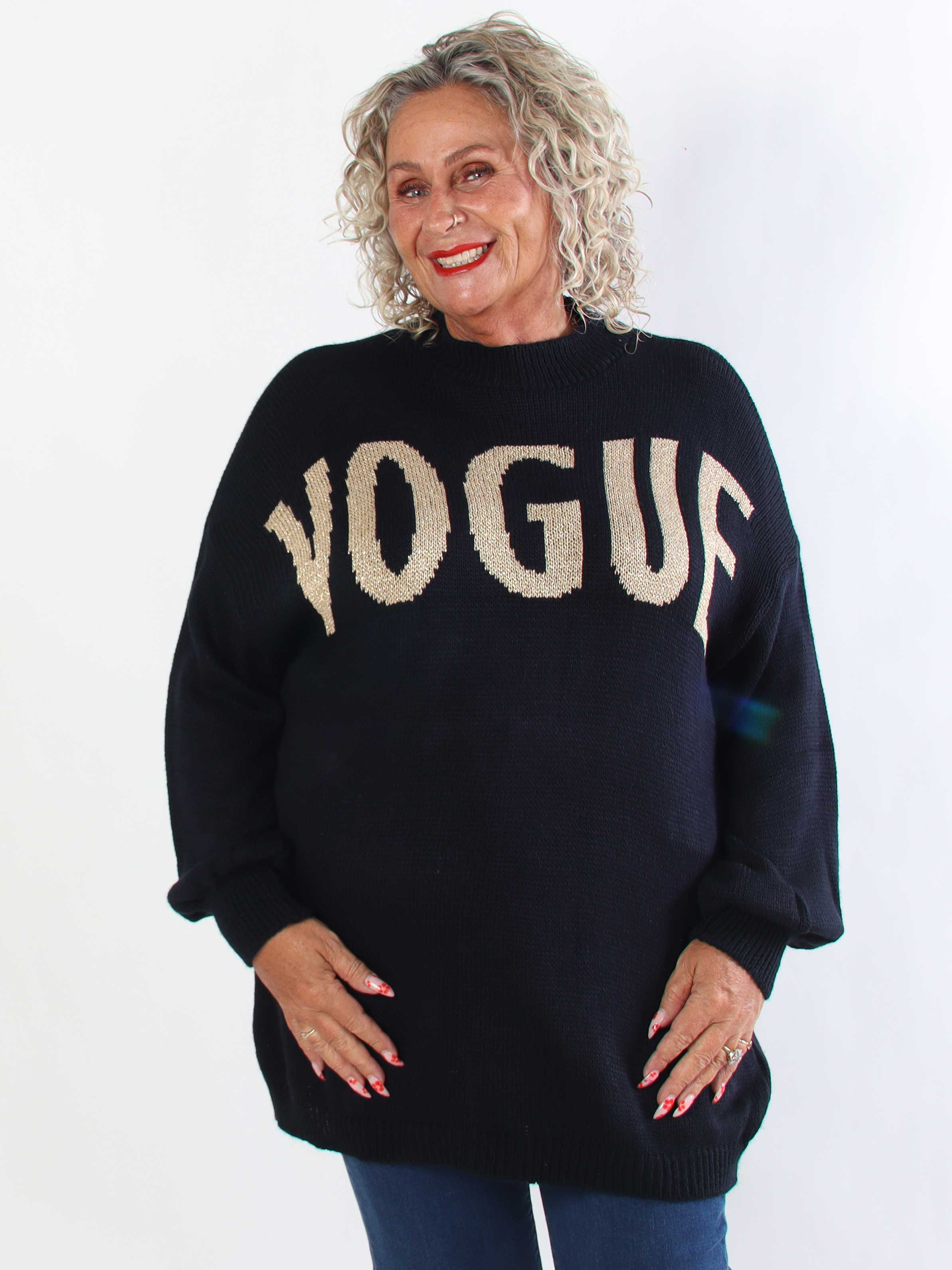 Priscilla - Stickad plus size tröja med VOGUE skrivet i guldglittertråd