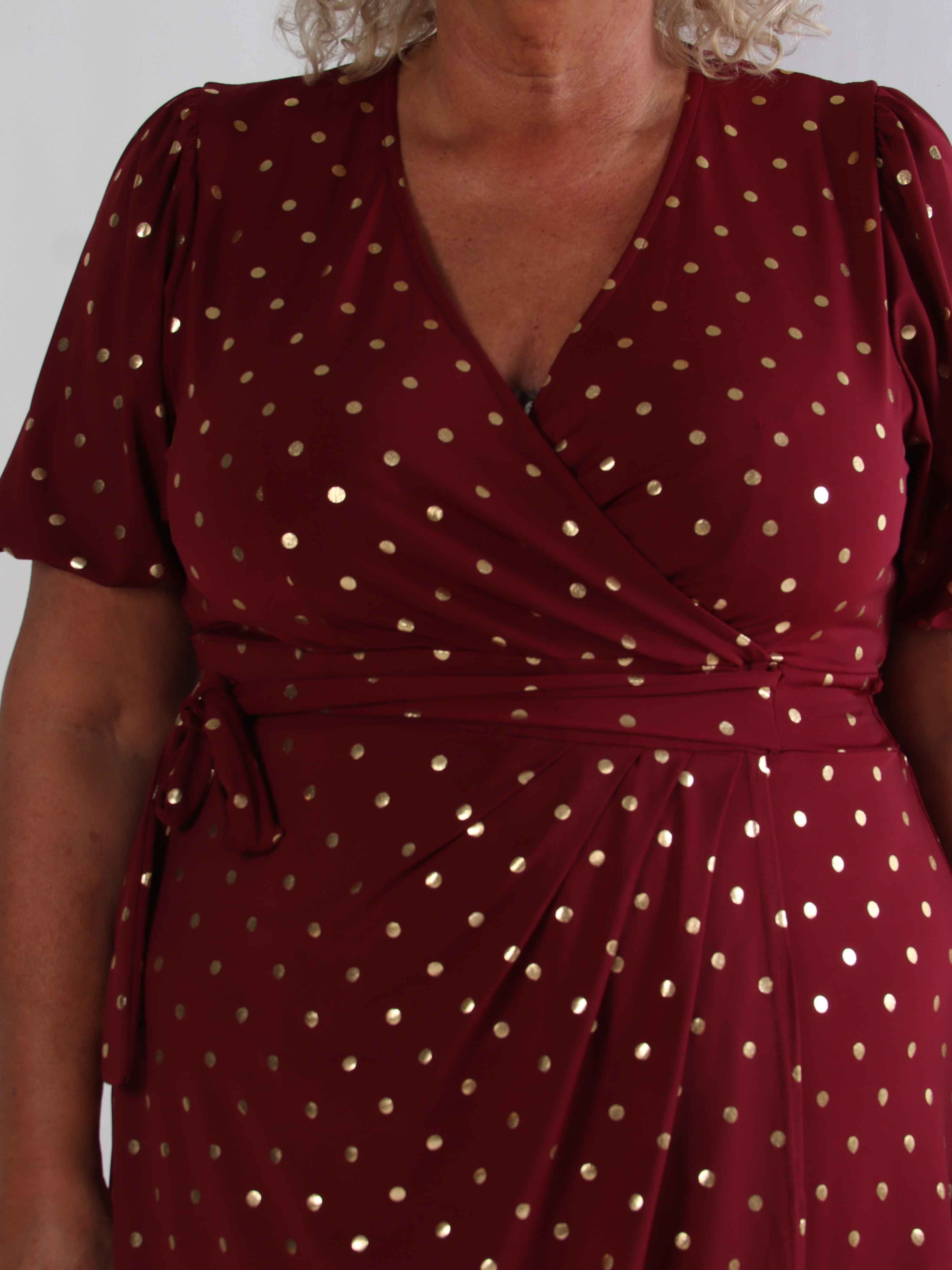 Primula Dust Gold - Plus size klänning i omlott-look med guldprickar