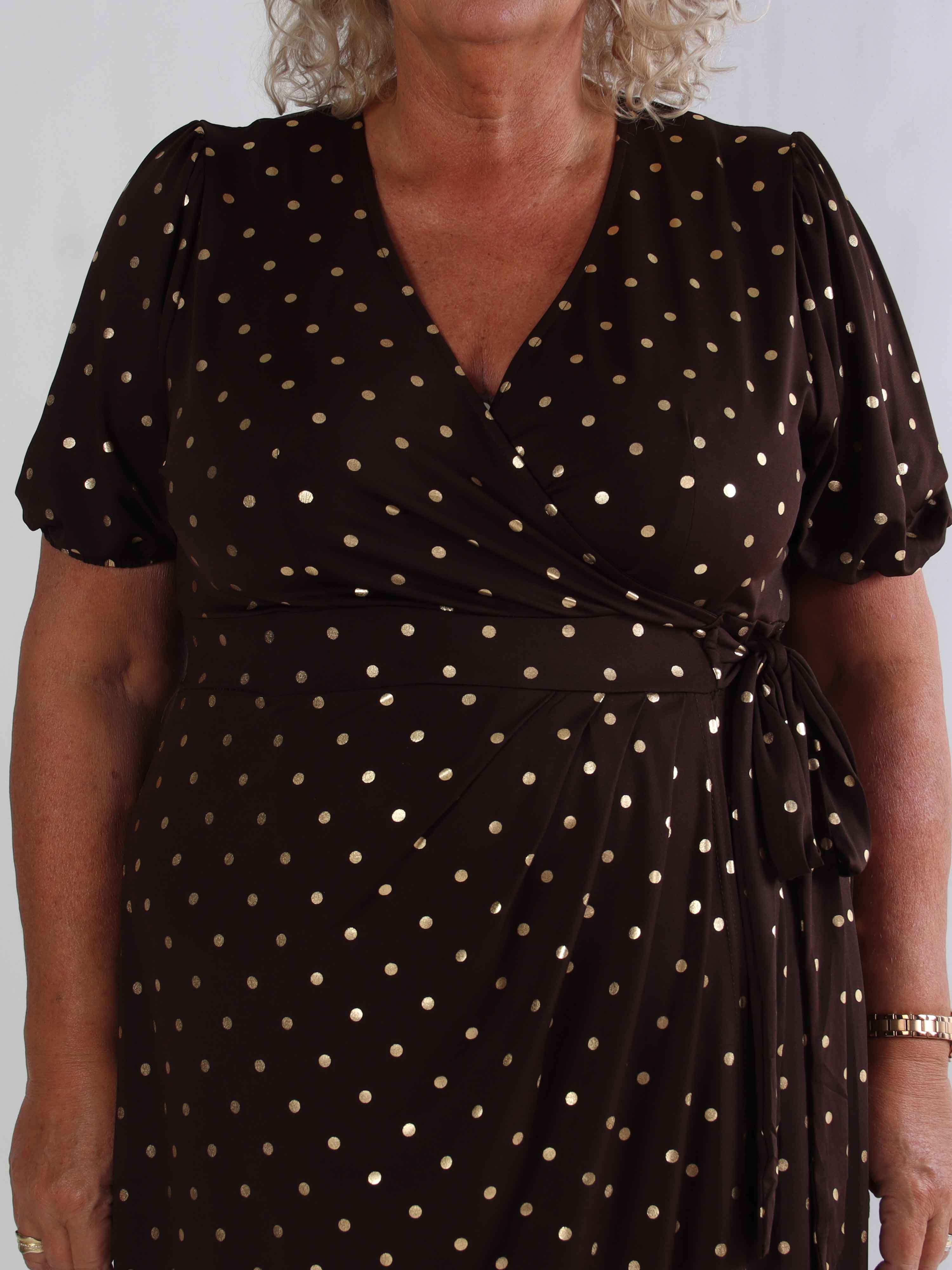 Primula Dust Gold - Plus size klänning i omlott-look med guldprickar