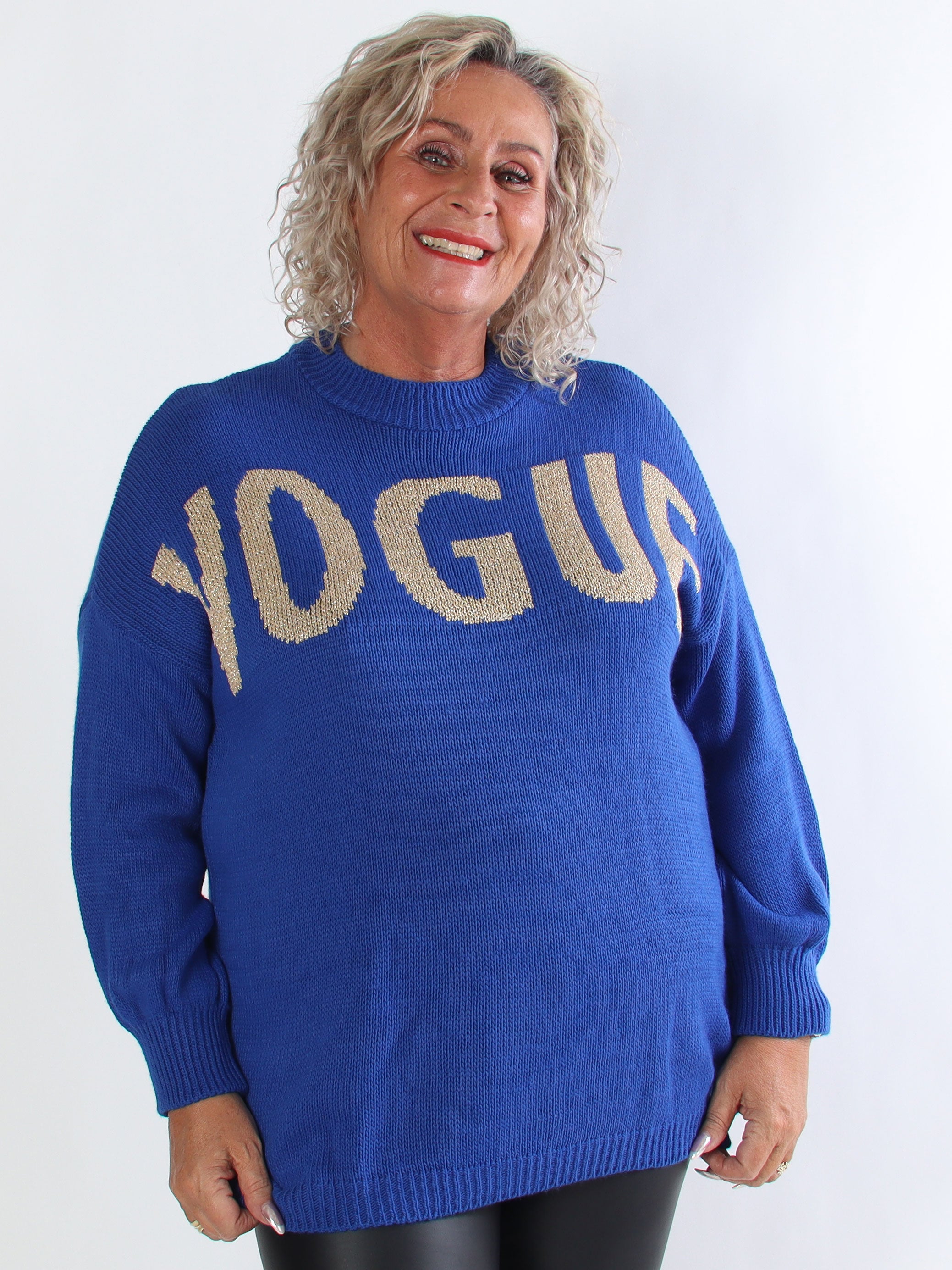 Priscilla - Stickad plus size tröja med VOGUE skrivet i guldglittertråd