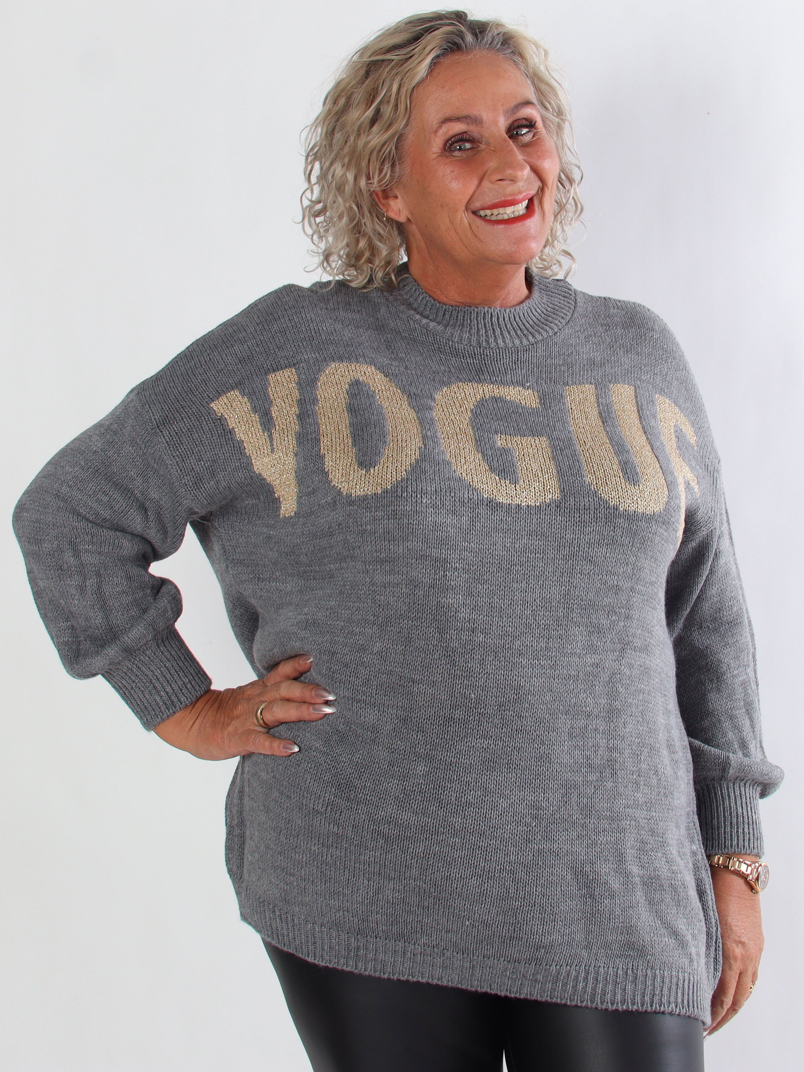 Priscilla - Stickad plus size tröja med VOGUE skrivet i guldglittertråd