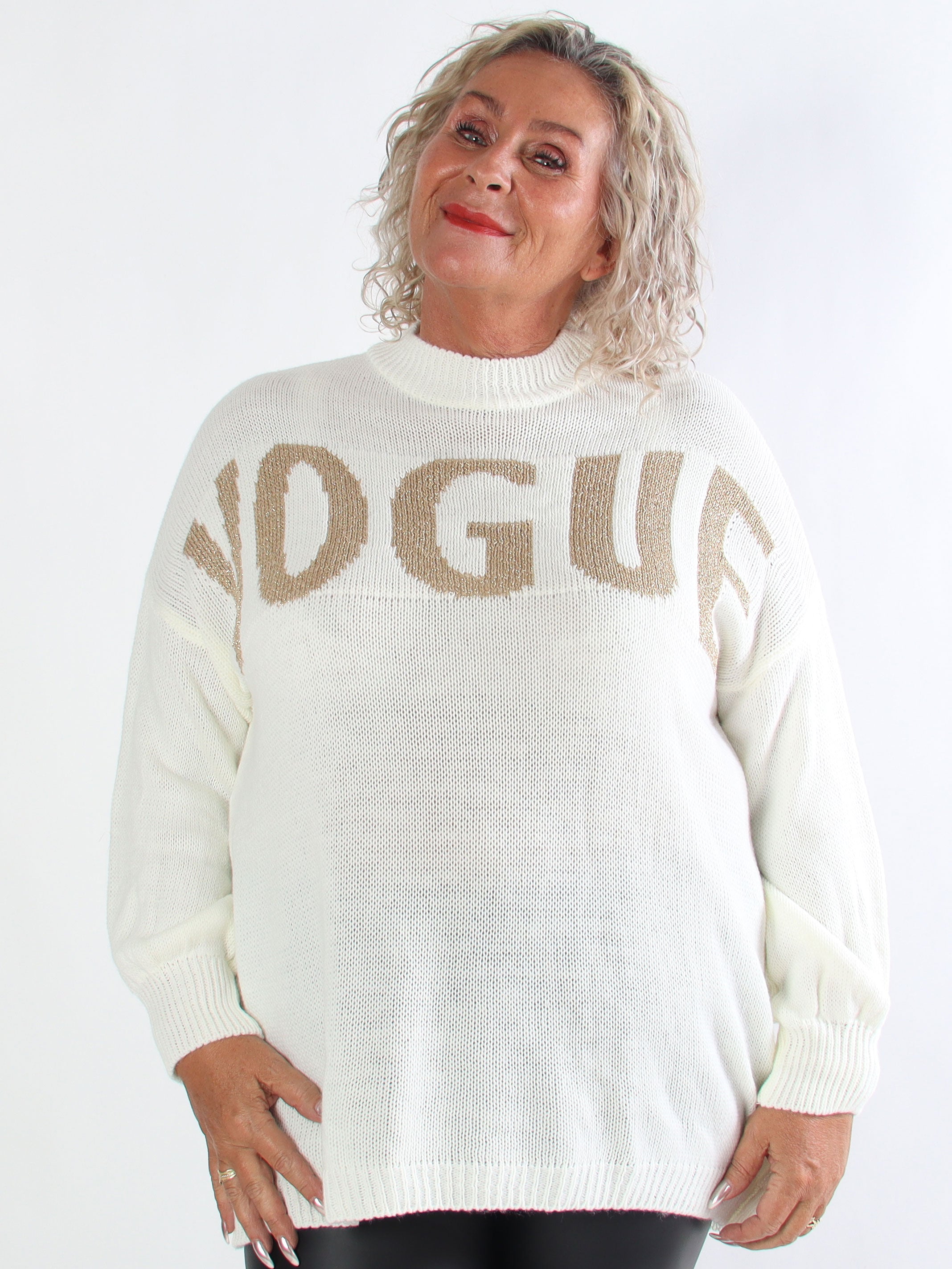 Priscilla - Stickad plus size tröja med VOGUE skrivet i guldglittertråd