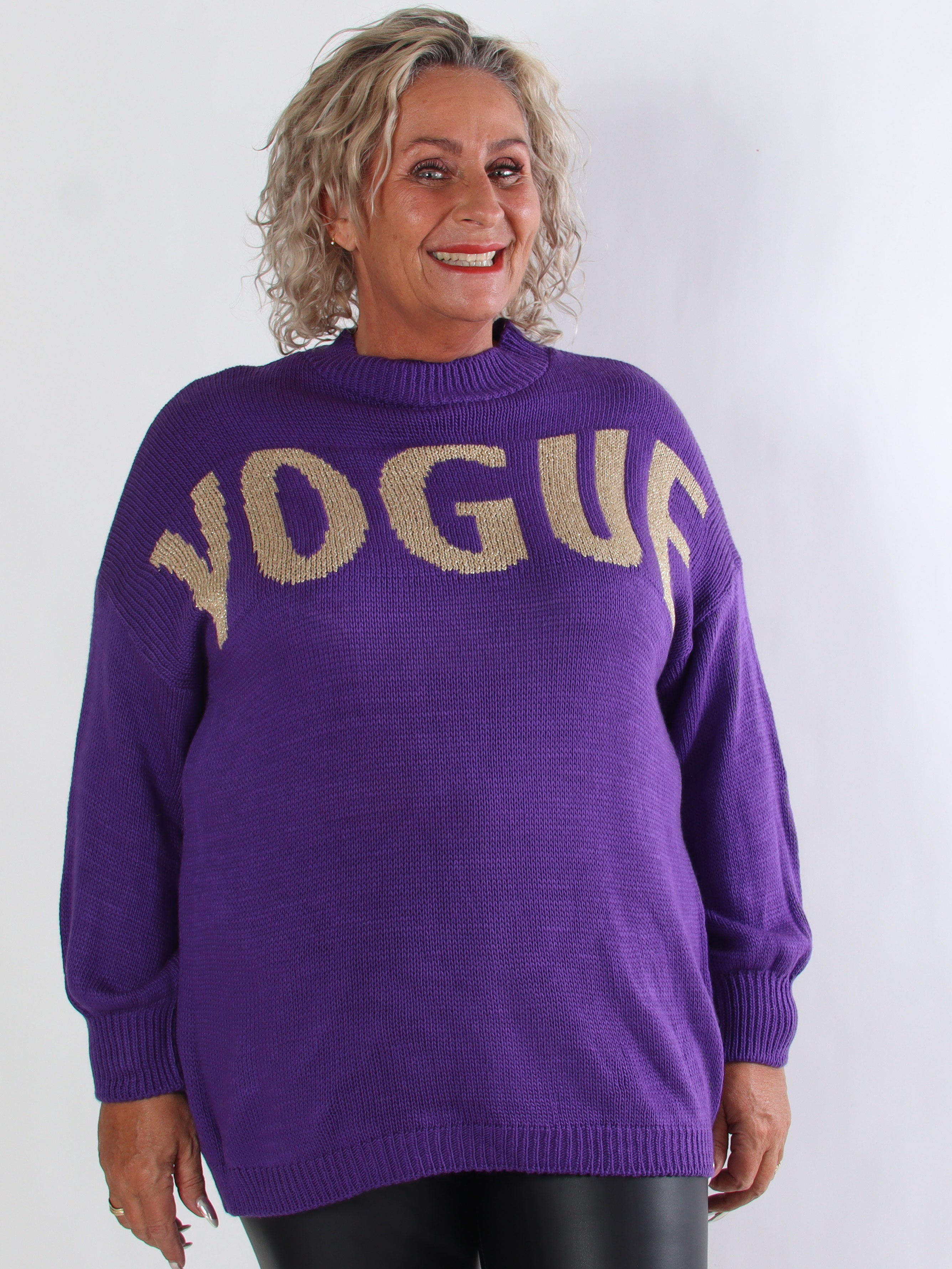 Priscilla - Stickad plus size tröja med VOGUE skrivet i guldglittertråd
