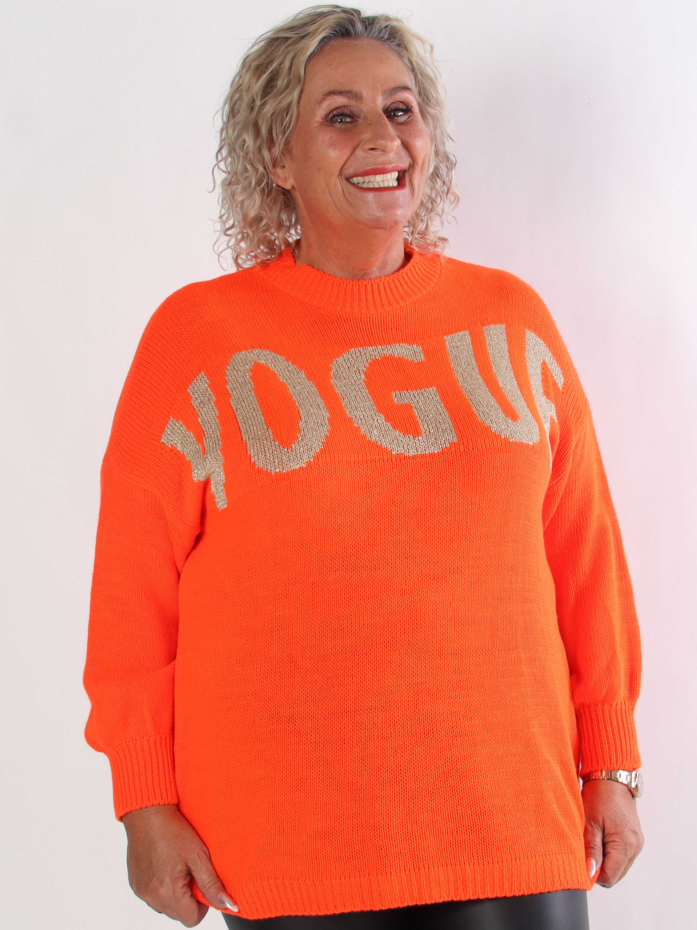 Priscilla - Stickad plus size tröja med VOGUE skrivet i guldglittertråd
