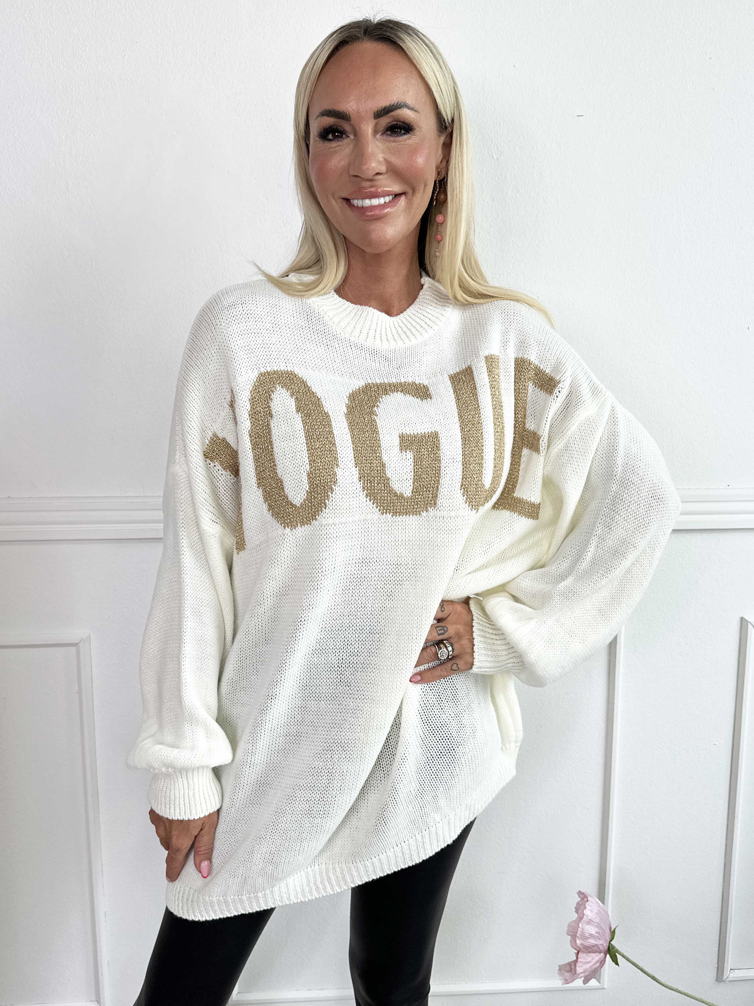 Priscilla - Stickad tröja med VOGUE skrivet i guldglittertråd