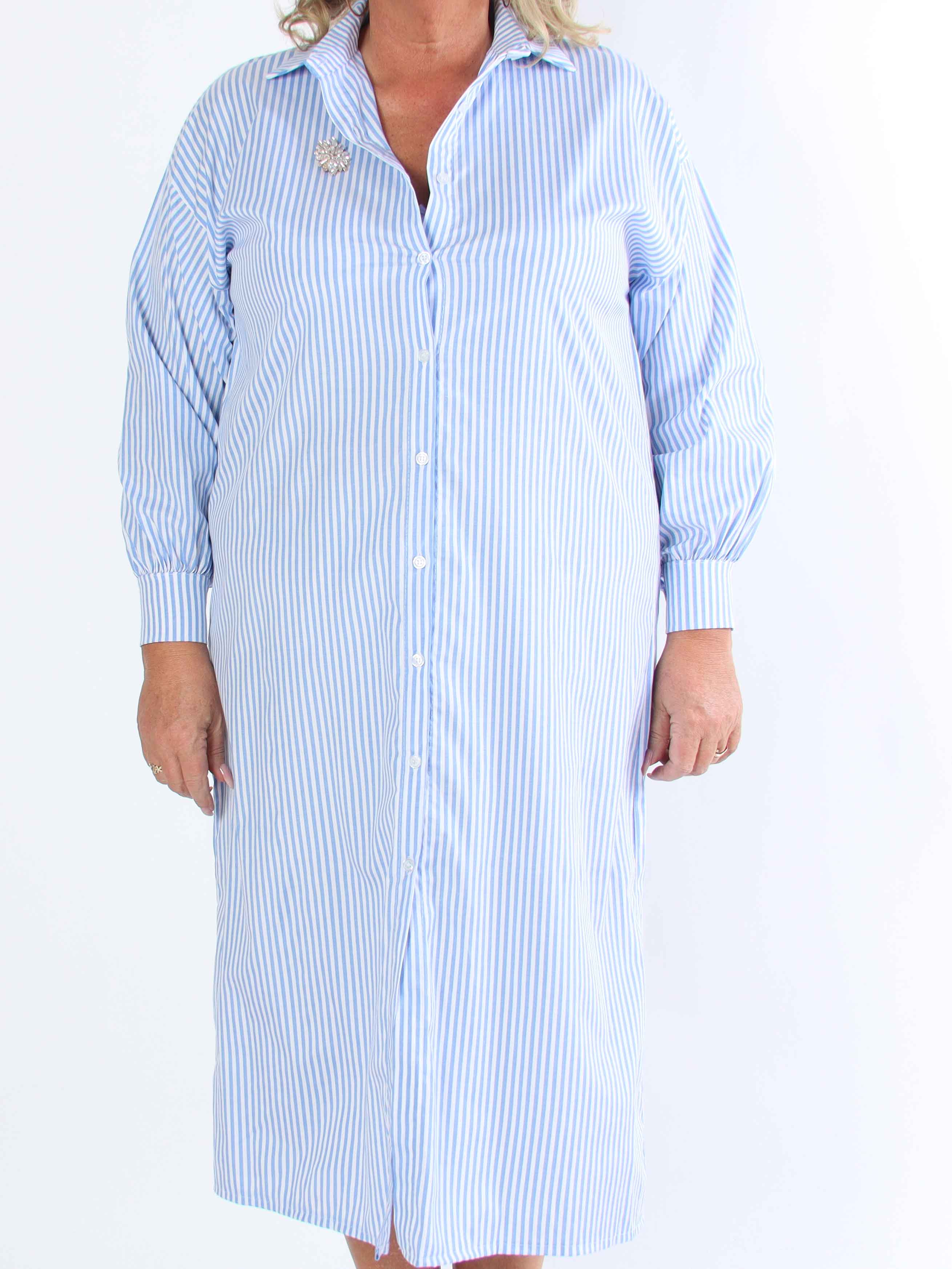 Raizal - Plus size randig skjortklänning i viskos med brosch