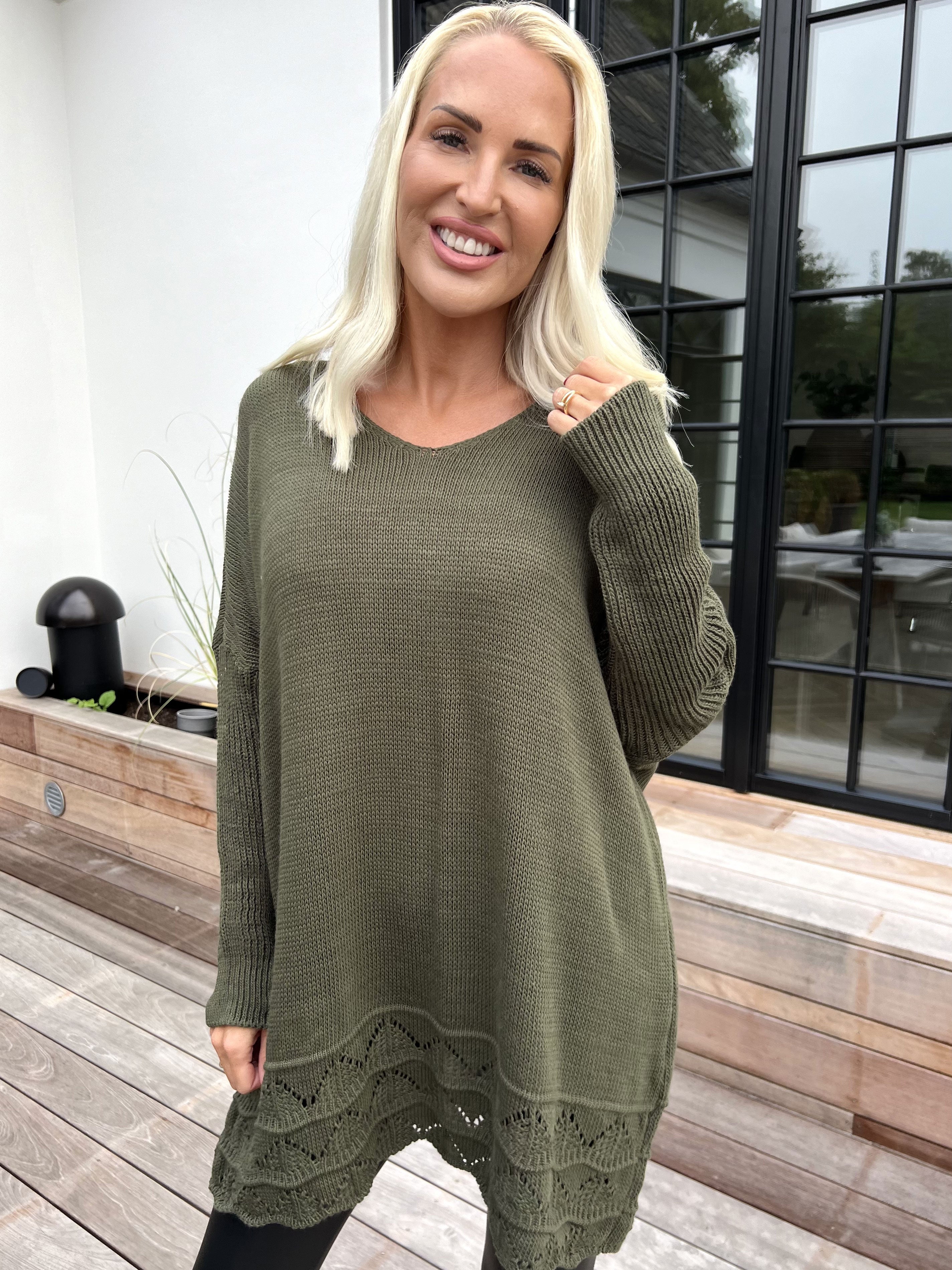 Rebeca - Enfärgad stickad blus med mönster nedtill