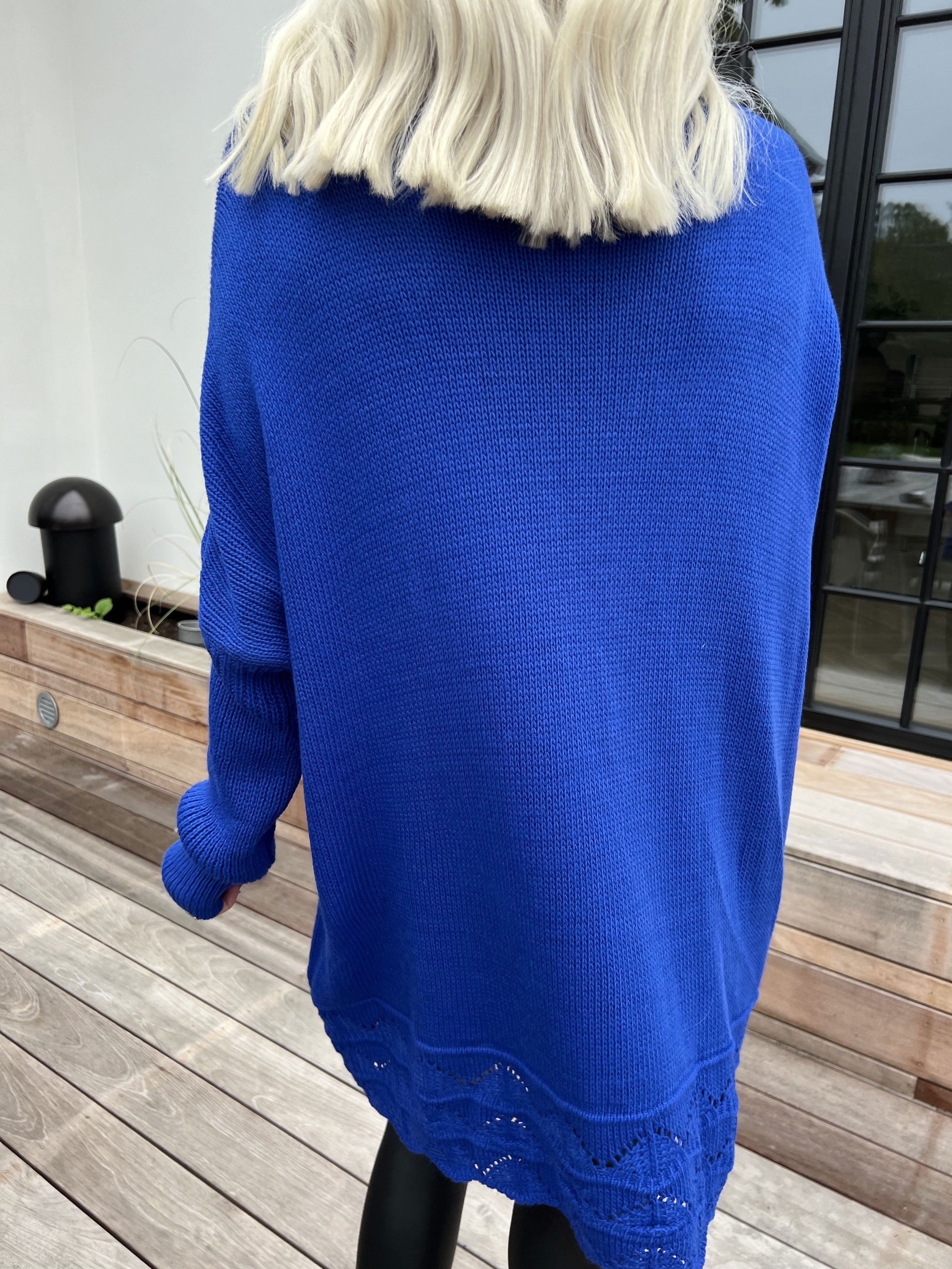 Rebeca - Enfärgad stickad blus med mönster nedtill